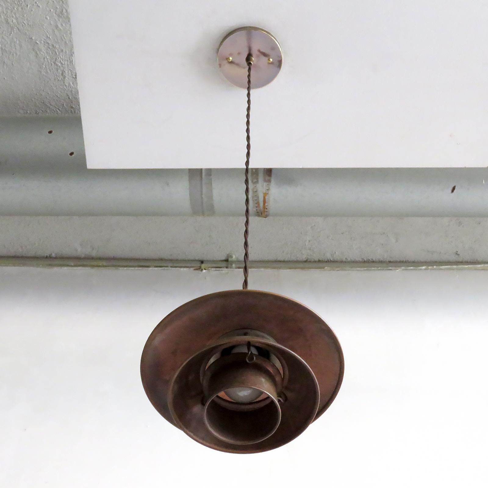 Metà XX secolo Coppia di lampade a sospensione in rame di Poul Henningsen, PH 2/2, 1930 in vendita