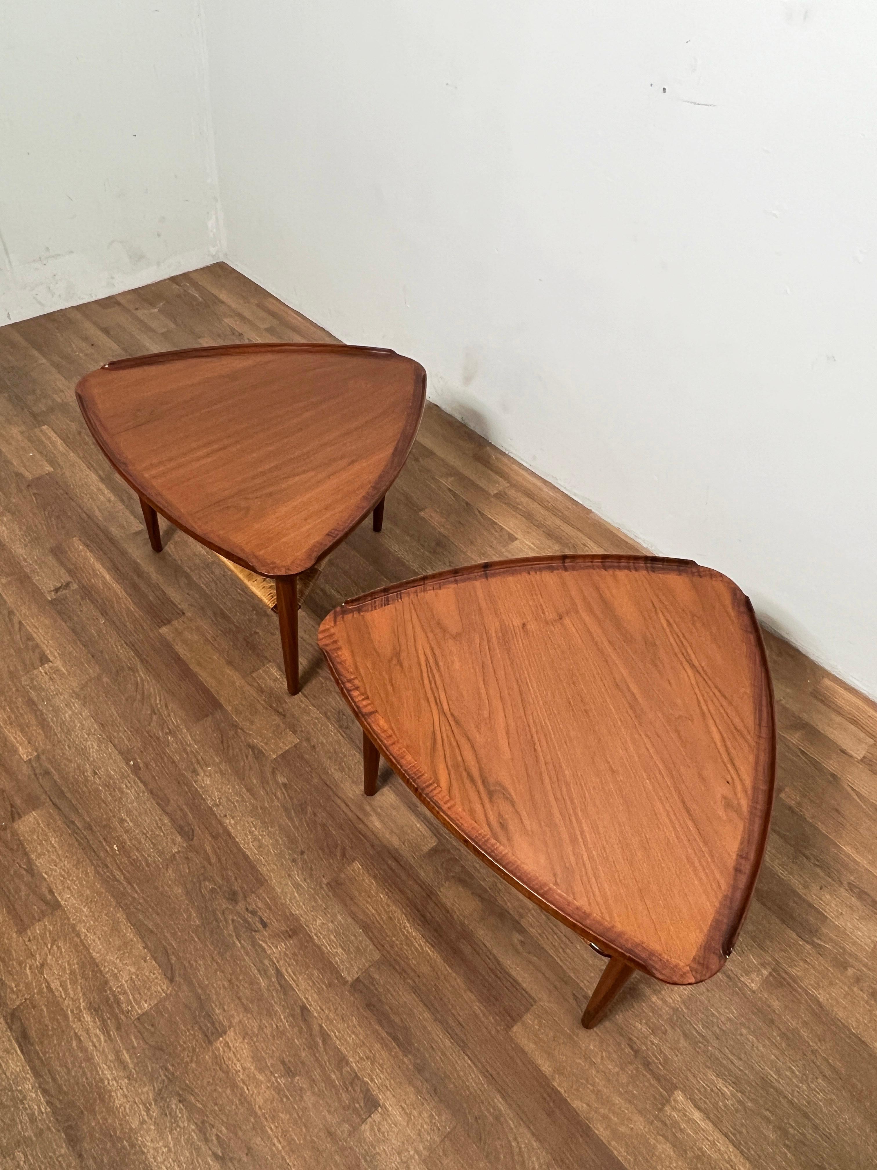 Paire de tables d'appoint tripodes en teck et rotin Poul Jensen pour Selig, vers les années 1960 Bon état - En vente à Peabody, MA