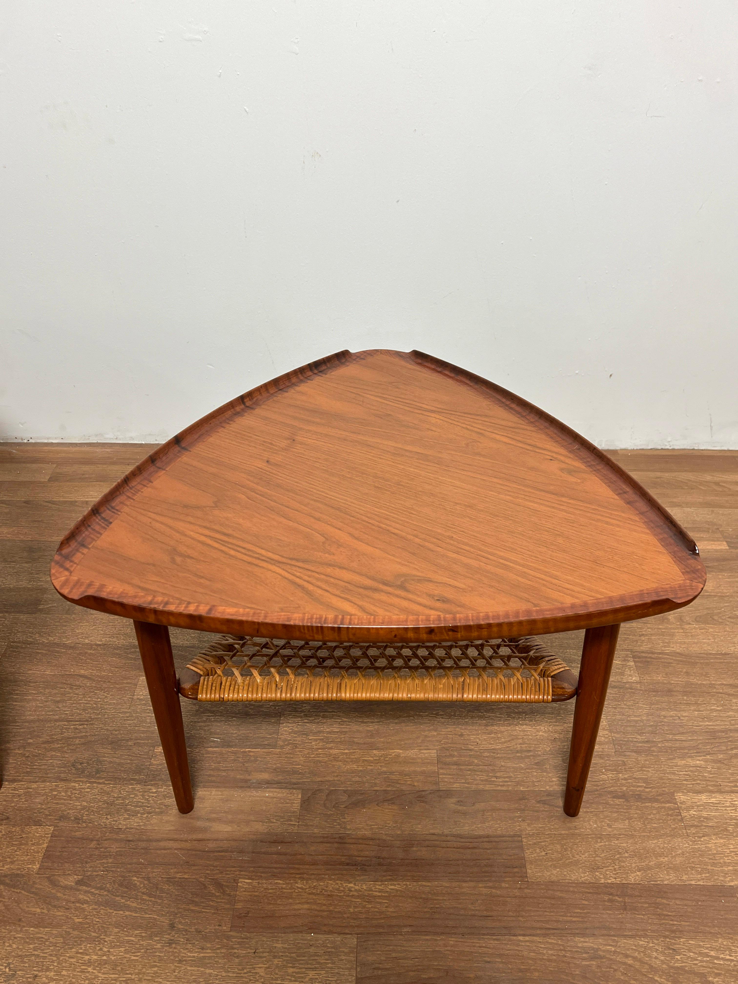 Milieu du XXe siècle Paire de tables d'appoint tripodes en teck et rotin Poul Jensen pour Selig, vers les années 1960 en vente