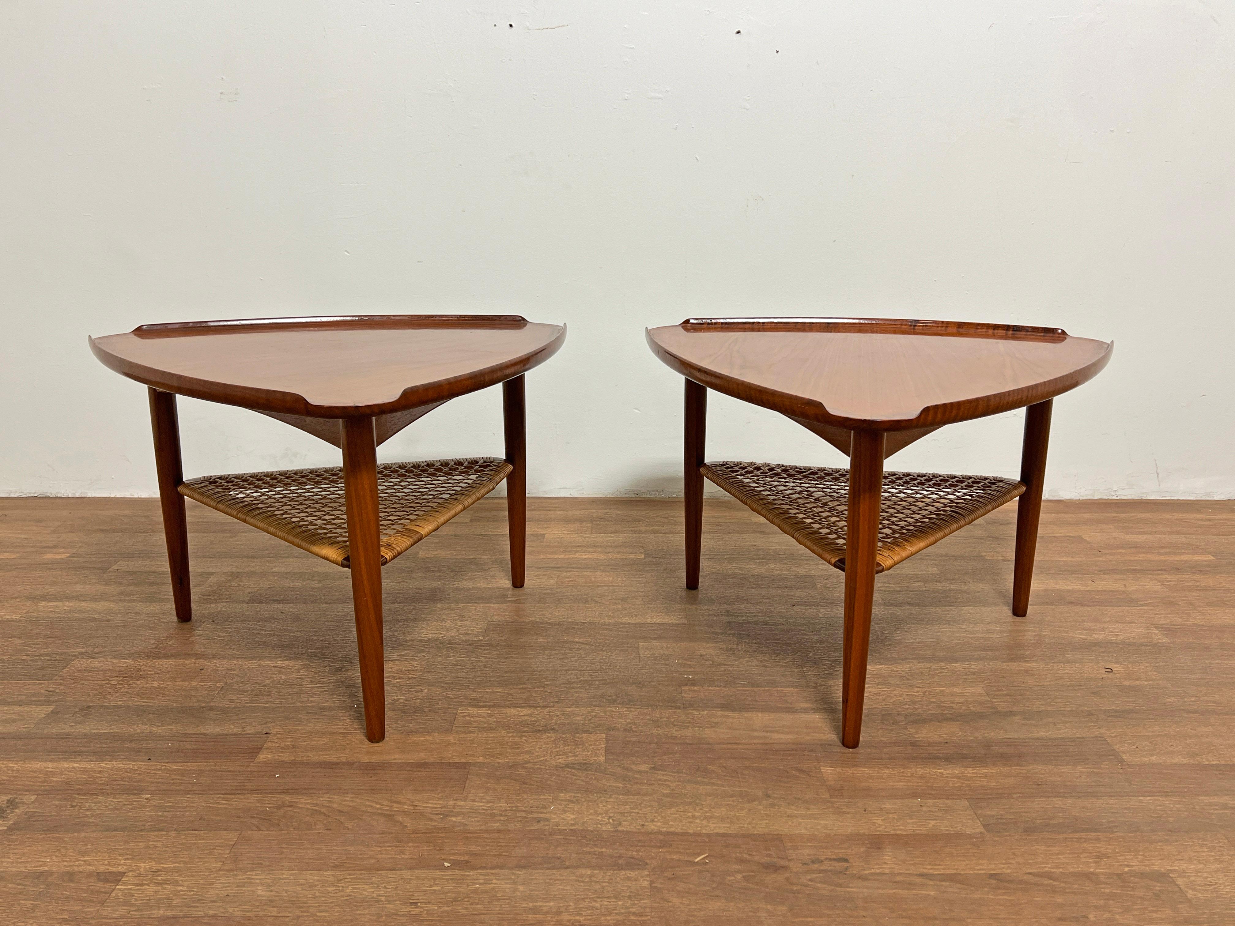 Paire de tables d'appoint tripodes en teck et rotin Poul Jensen pour Selig, vers les années 1960 en vente 2