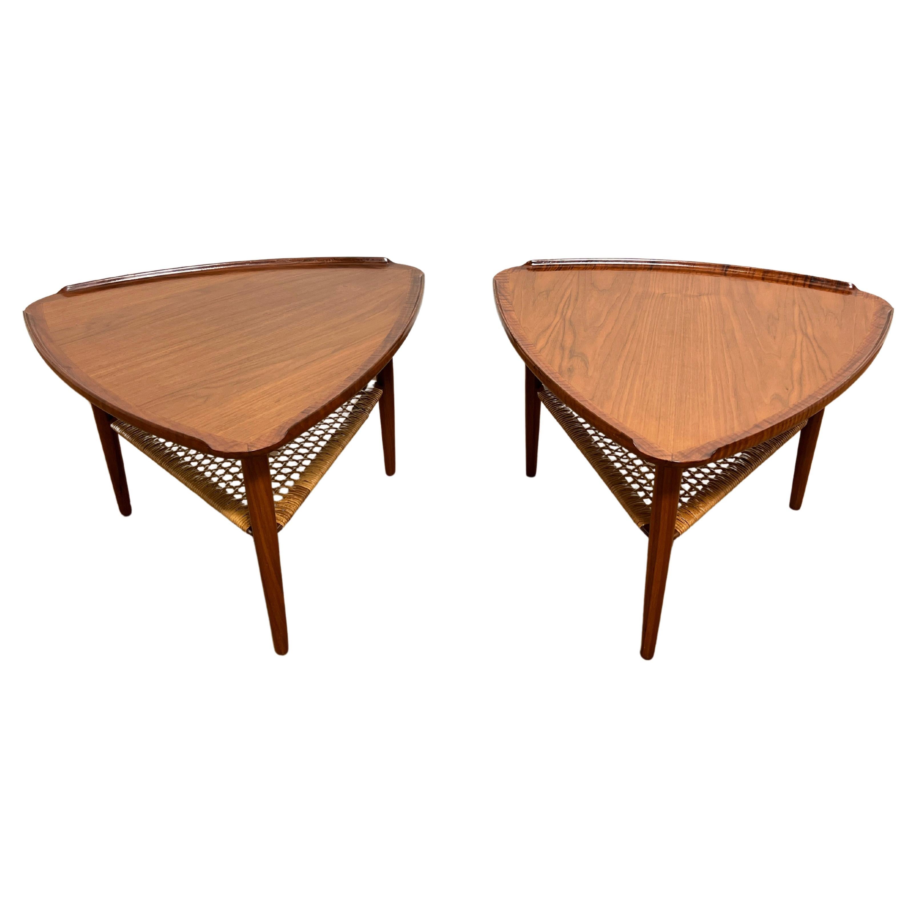 Paire de tables d'appoint tripodes en teck et rotin Poul Jensen pour Selig, vers les années 1960