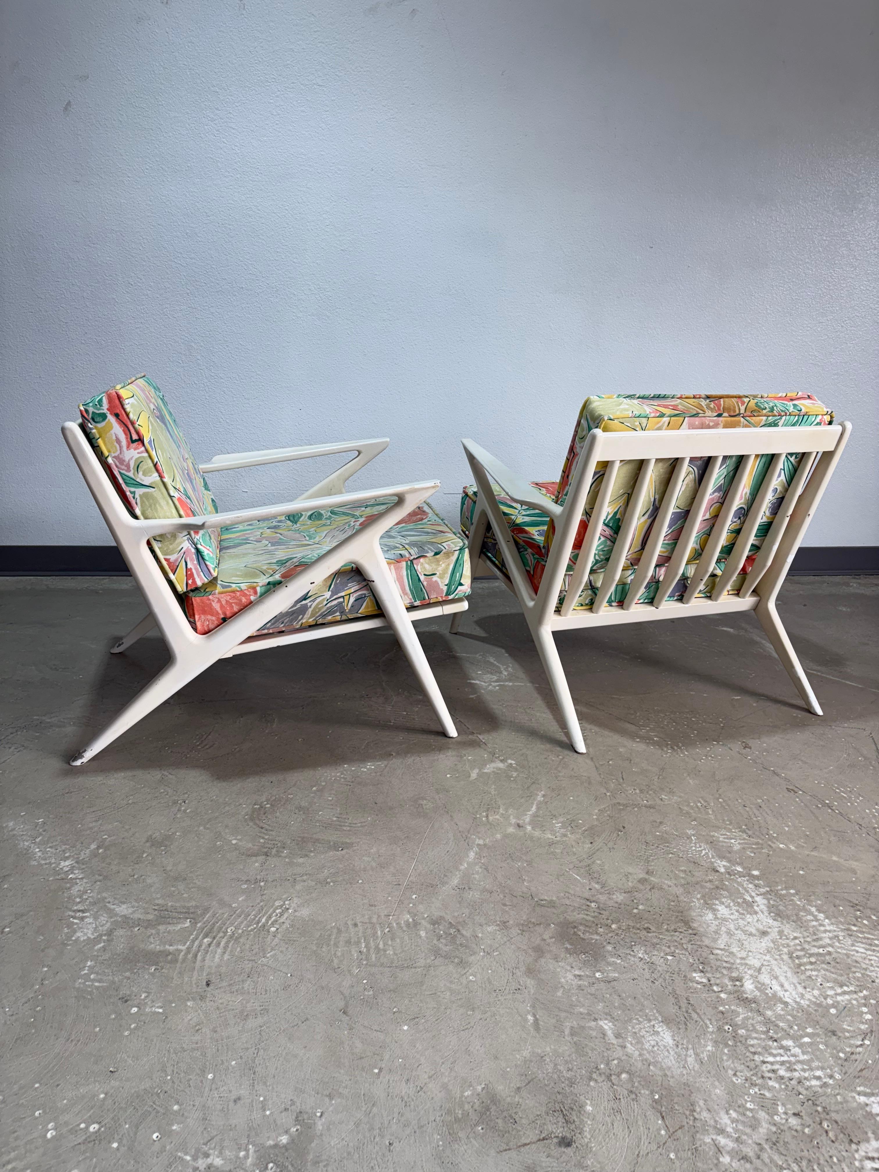 Angeboten werden zwei ikonische, authentische Original-Z-Stühle, die von Poul Jensen für Selig entworfen wurden, die Quintessenz des dänischen modernen Designs aus der Mitte des Jahrhunderts. Von den ursprünglichen Besitzern erworben, die sich