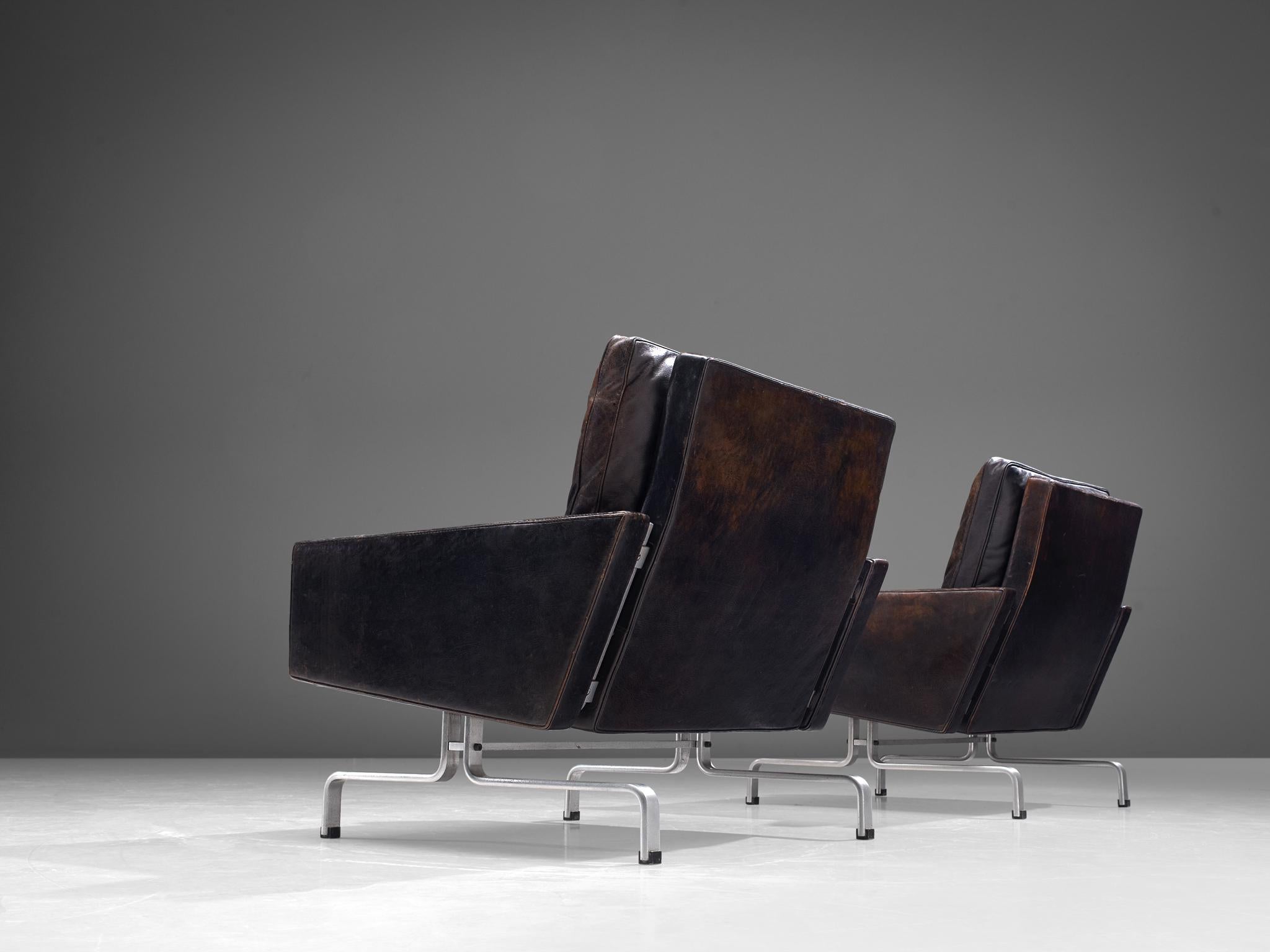 Milieu du XXe siècle Poul Kjærholm Paire de chaises longues 'PK31-1' en cuir noir d'origine en vente