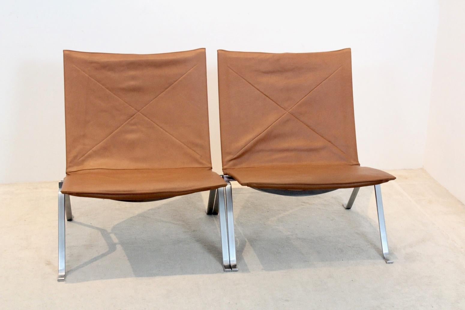 Ein Paar Poul Kjærholm PK22 Stühle in Cognac Leder für E. Kold Christensen im Angebot 7