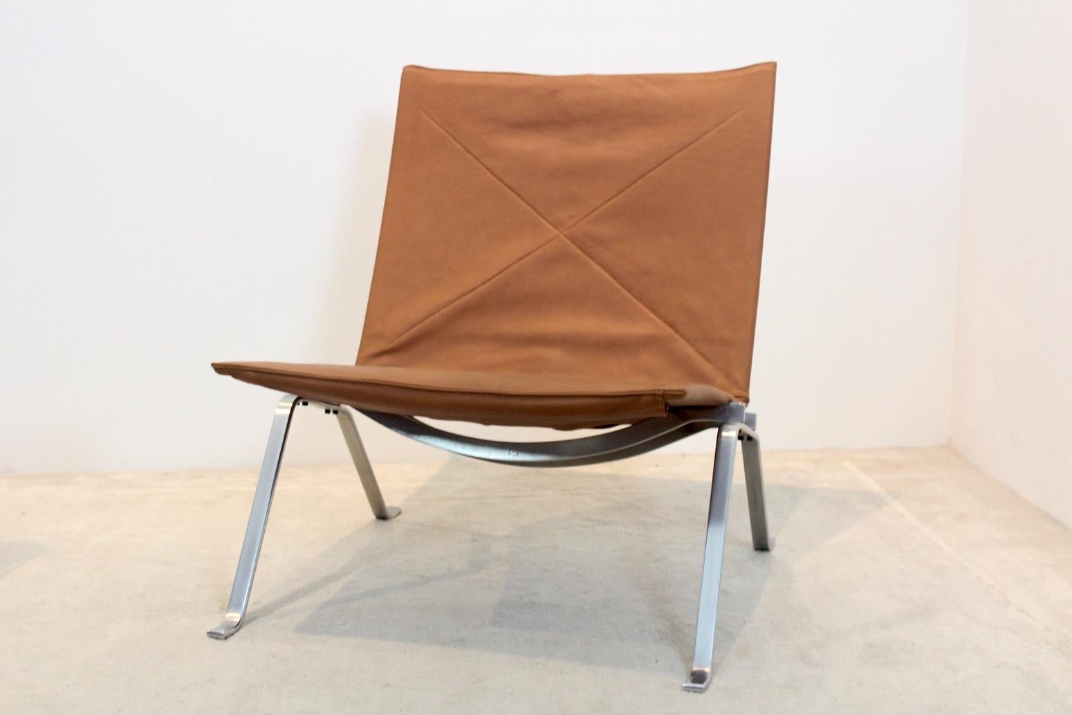 Ein Paar Poul Kjærholm PK22 Stühle in Cognac Leder für E. Kold Christensen im Angebot 8