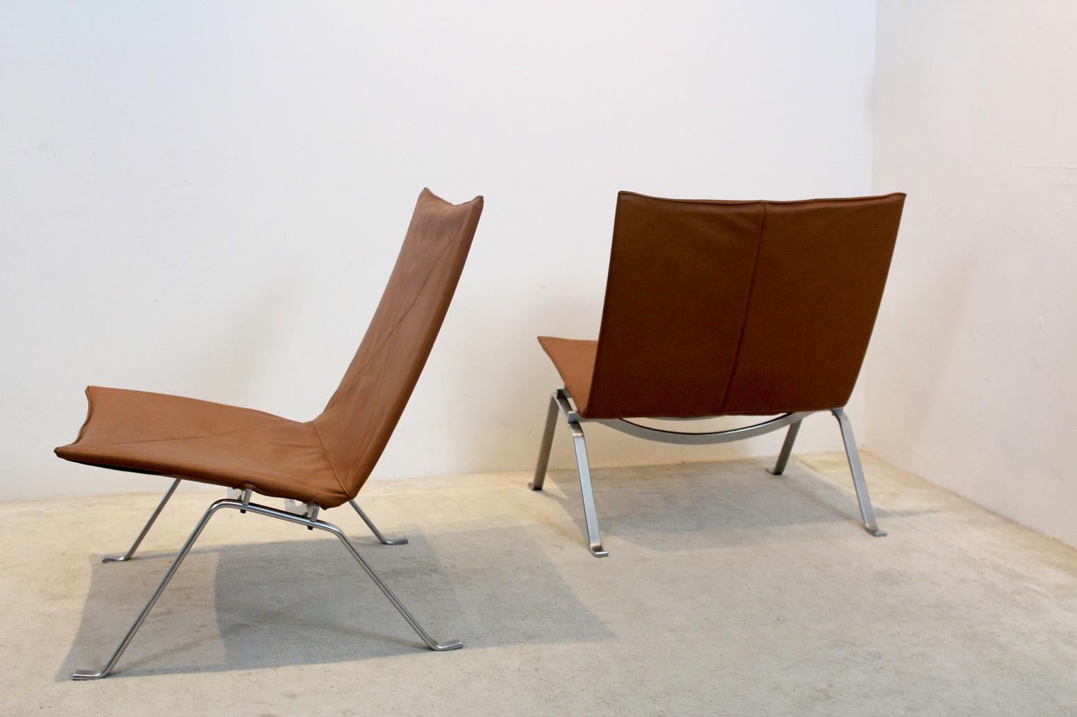 Ein atemberaubendes und authentisches Paar PK22 Lounge Chairs, entworfen von Poul Kjærholm und hergestellt von E. Kold Christensen in Dänemark, ca. 1950er Jahre. Diese frühen Produktionsstühle sind ein Beispiel für Kjærholms Meisterschaft in der