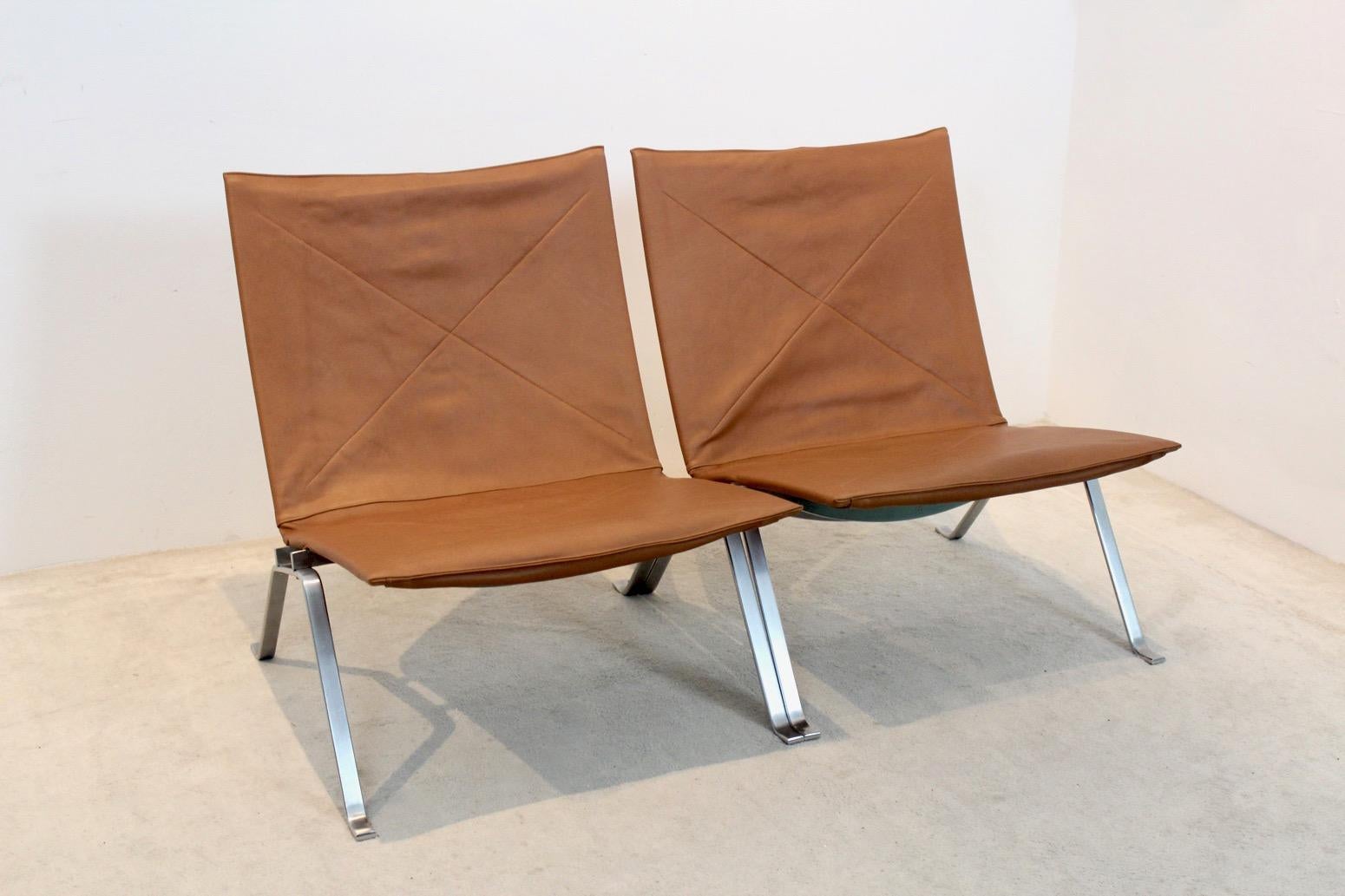 Ein Paar Poul Kjærholm PK22 Stühle in Cognac Leder für E. Kold Christensen (Moderne der Mitte des Jahrhunderts) im Angebot