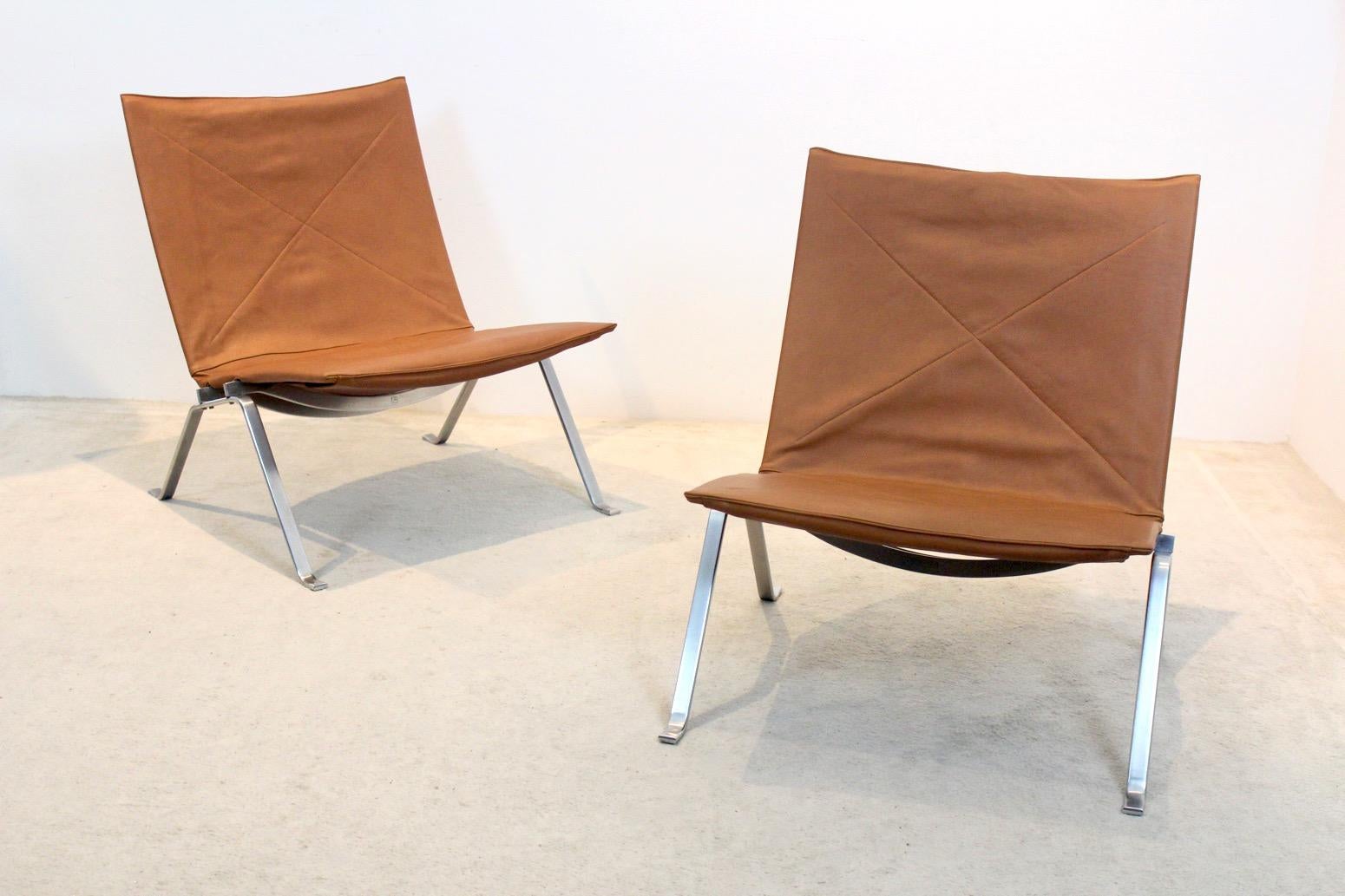 Ein Paar Poul Kjærholm PK22 Stühle in Cognac Leder für E. Kold Christensen (Edelstahl) im Angebot