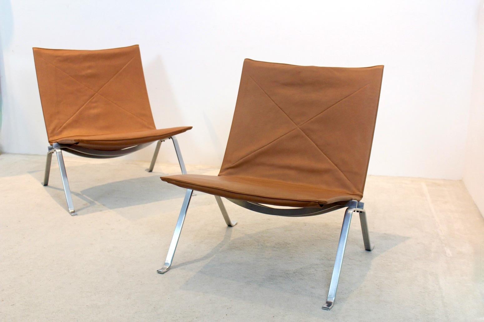 Ein Paar Poul Kjærholm PK22 Stühle in Cognac Leder für E. Kold Christensen im Angebot 2