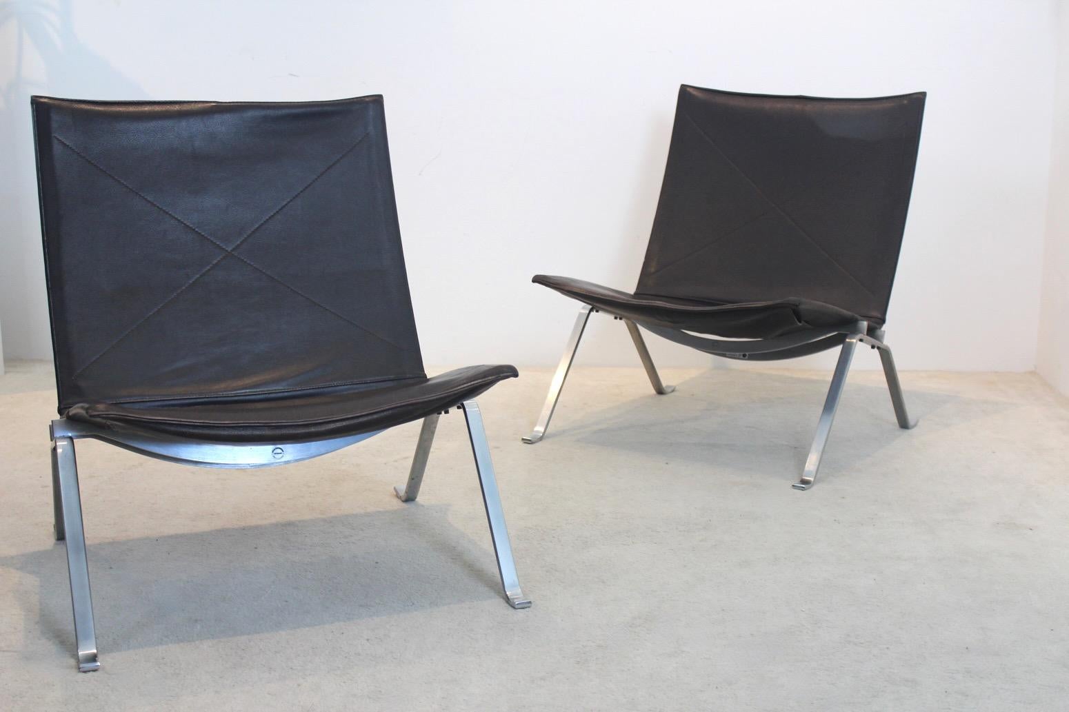 Ein atemberaubendes und authentisches Paar PK22 Lounge Chairs, entworfen von Poul Kjærholm und hergestellt von Fritz Hansen in Dänemark, ca. 1980er Jahre. Diese Stühle sind ein Beispiel für Kjærholms meisterhafte Verbindung von industriellem