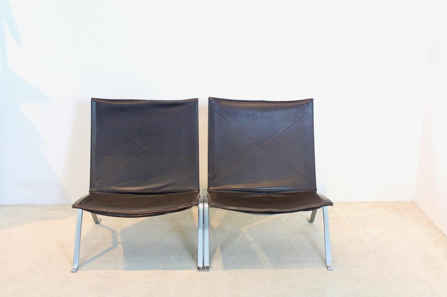 Ein Paar Poul Kjærholm PK22 Lounge Sessel in Brown Leder für Fritz Hansen (Moderne der Mitte des Jahrhunderts) im Angebot