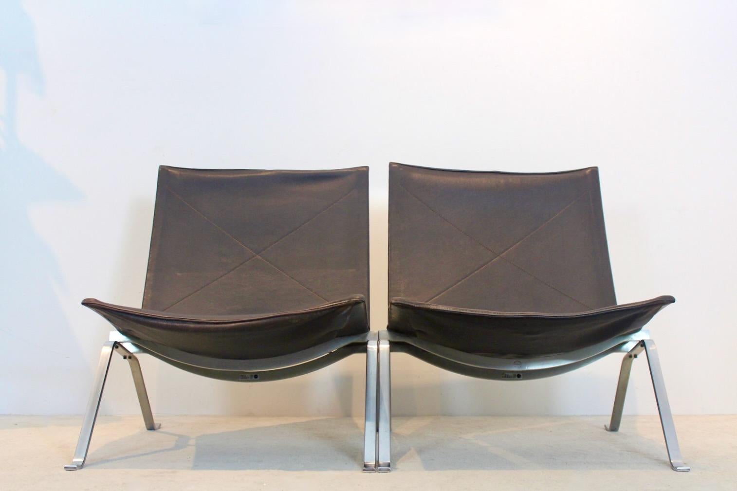 Ein Paar Poul Kjærholm PK22 Lounge Sessel in Brown Leder für Fritz Hansen im Zustand „Gut“ im Angebot in Voorburg, NL