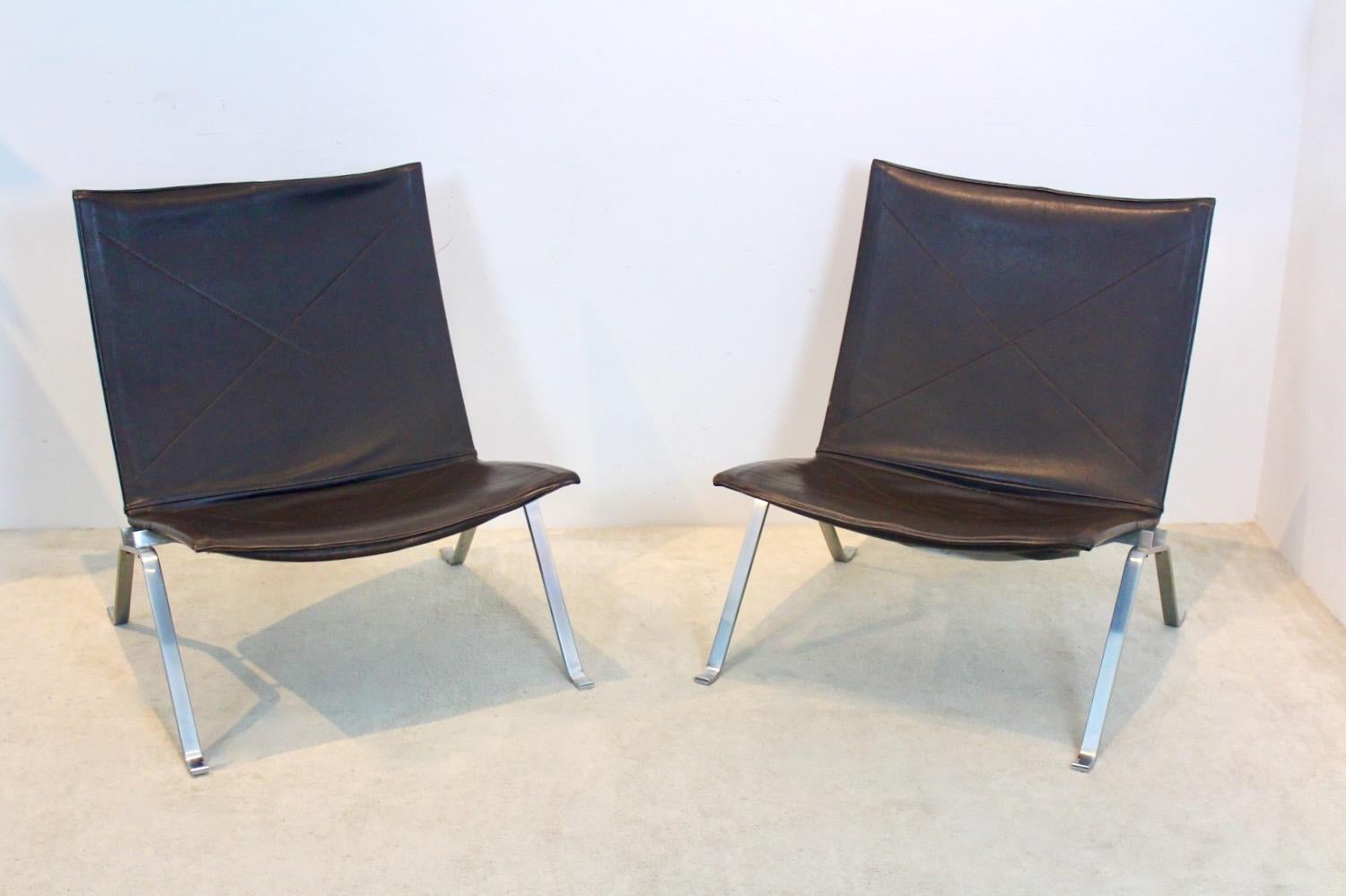 Ein Paar Poul Kjærholm PK22 Lounge Sessel in Brown Leder für Fritz Hansen (Edelstahl) im Angebot