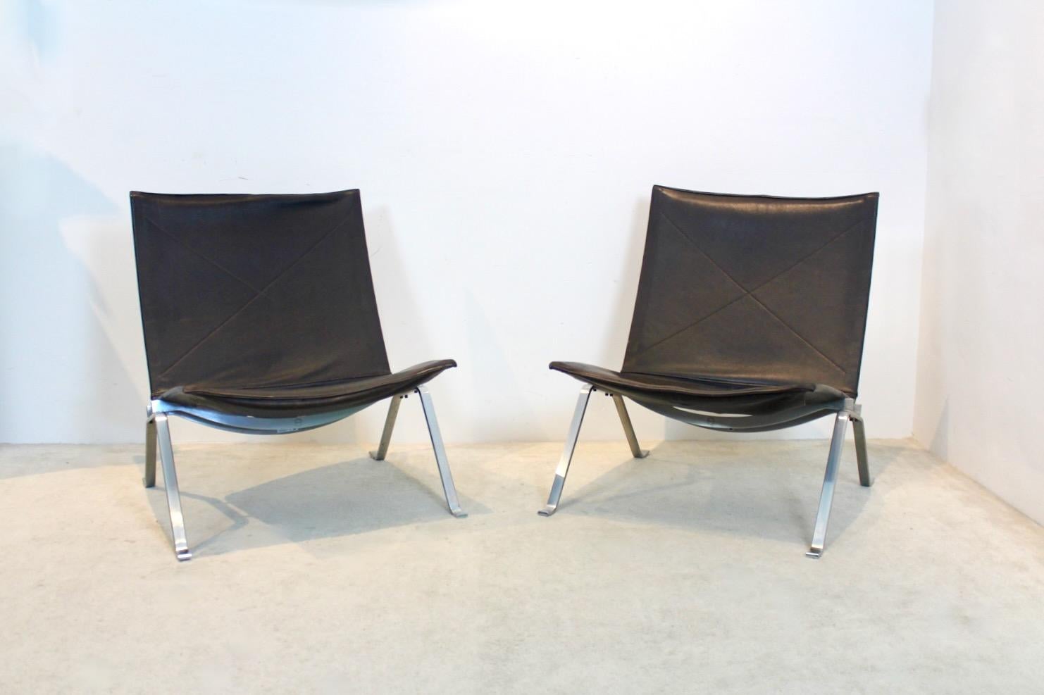 Ein Paar Poul Kjærholm PK22 Lounge Sessel in Brown Leder für Fritz Hansen im Angebot 2