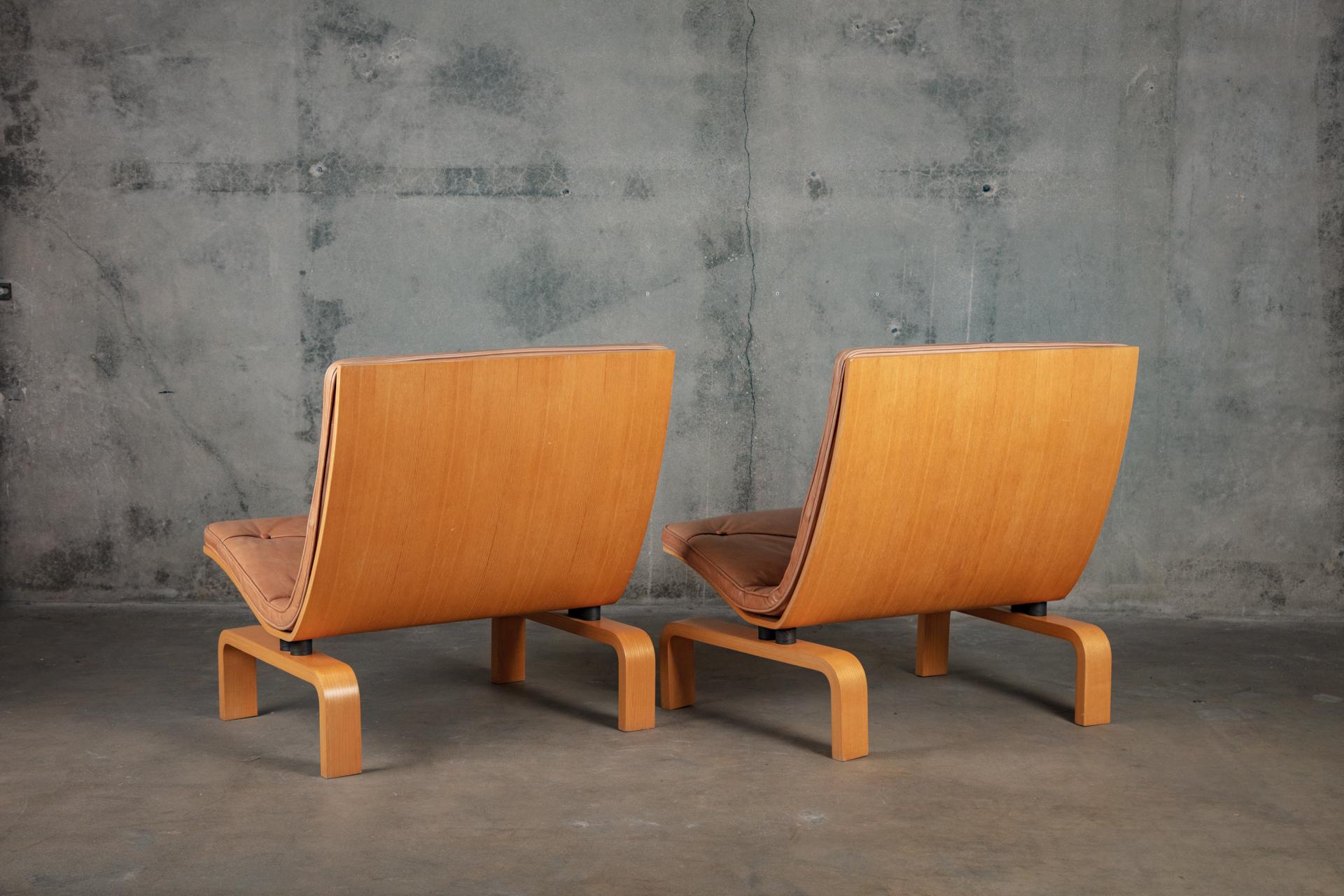Paire de fauteuils Poul Kjaerholm PK27 avec revêtement en cuir, années 1950.