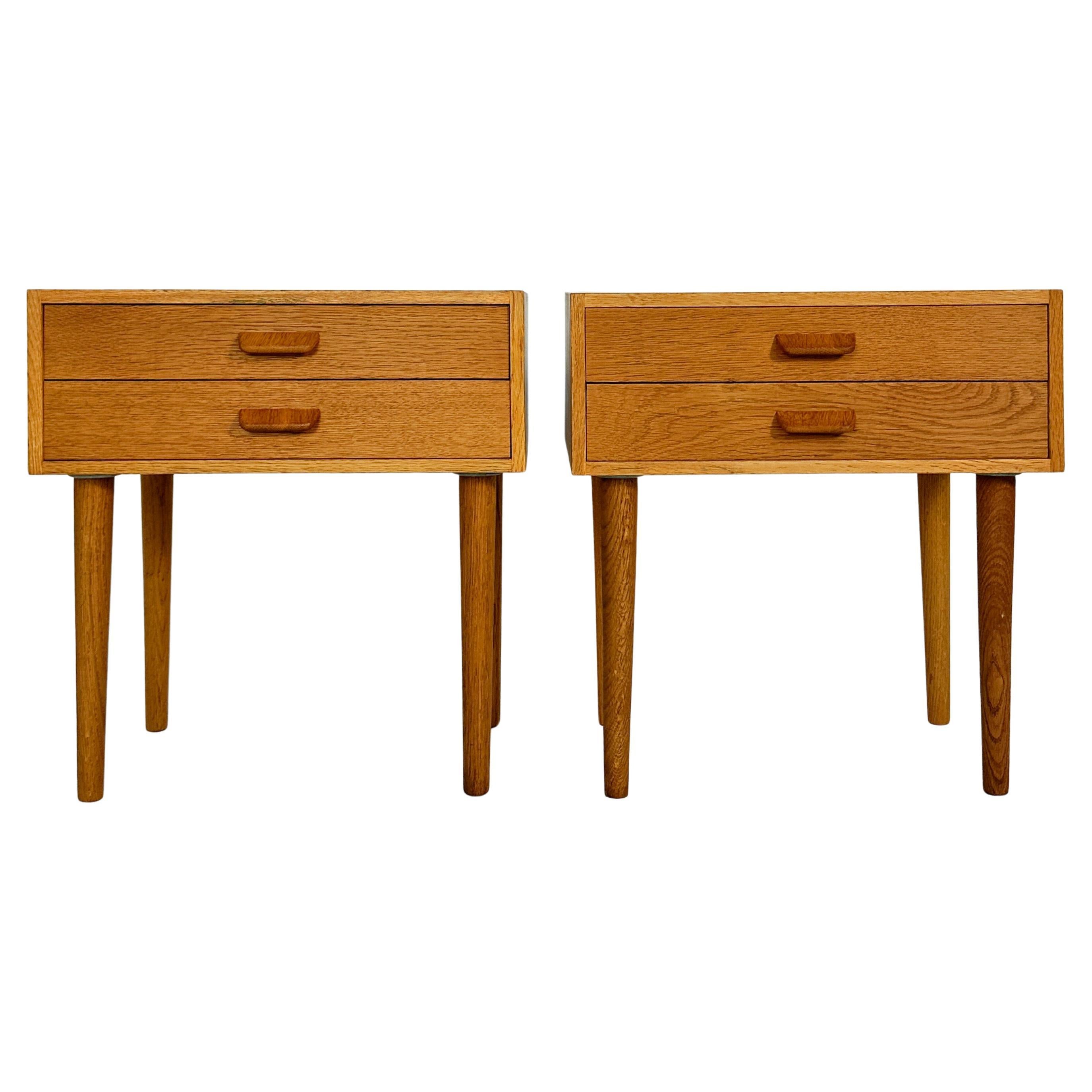 Coppia di cassettiere da letto Poul Volther in oak, realizzate in Danimarca negli anni '60.

Gambe in rovere massiccio, piano impiallacciato con maniglie massicce. Anche impiallacciato sul retro. 
Il legno è stato pulito e rifinito con olio.