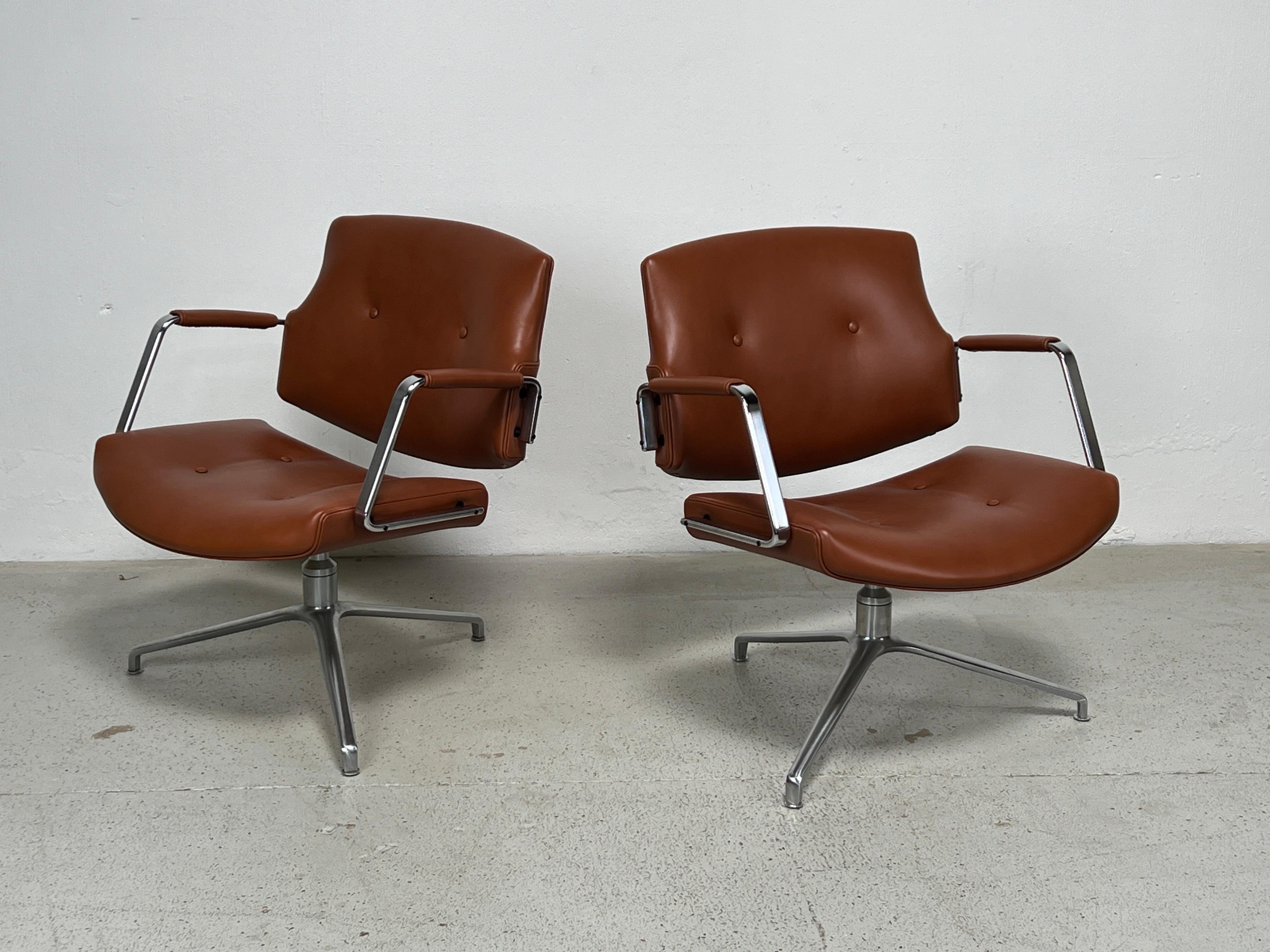 Pair of Preben Fabricius and Jørgen Kastholm Model Fk84 Swivel Chairs In Good Condition For Sale In Dallas, TX