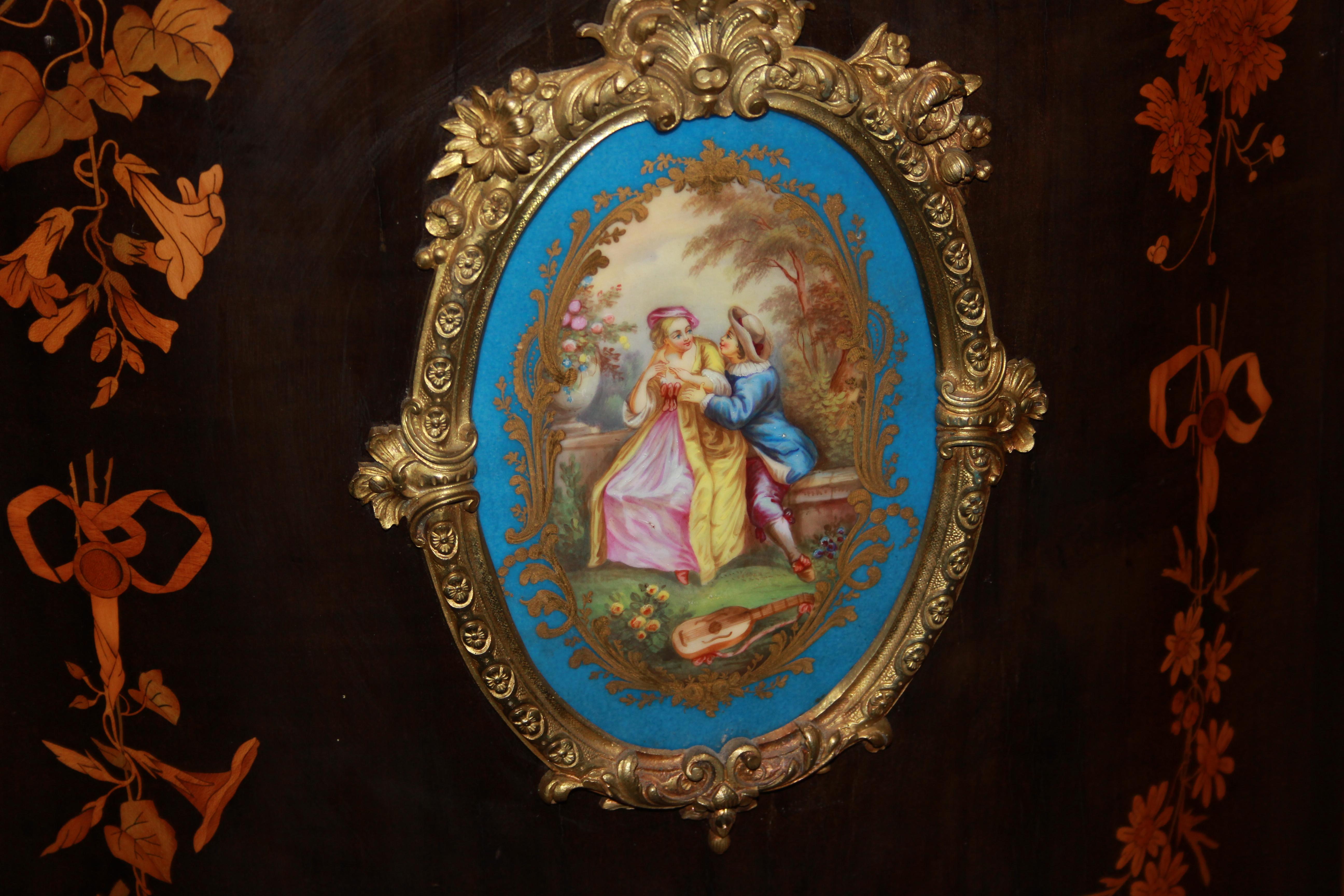  Paire de buffets précieux de style Louis XV, en bois richement marqueté avec des motifs de Sèvres.  en vente 4