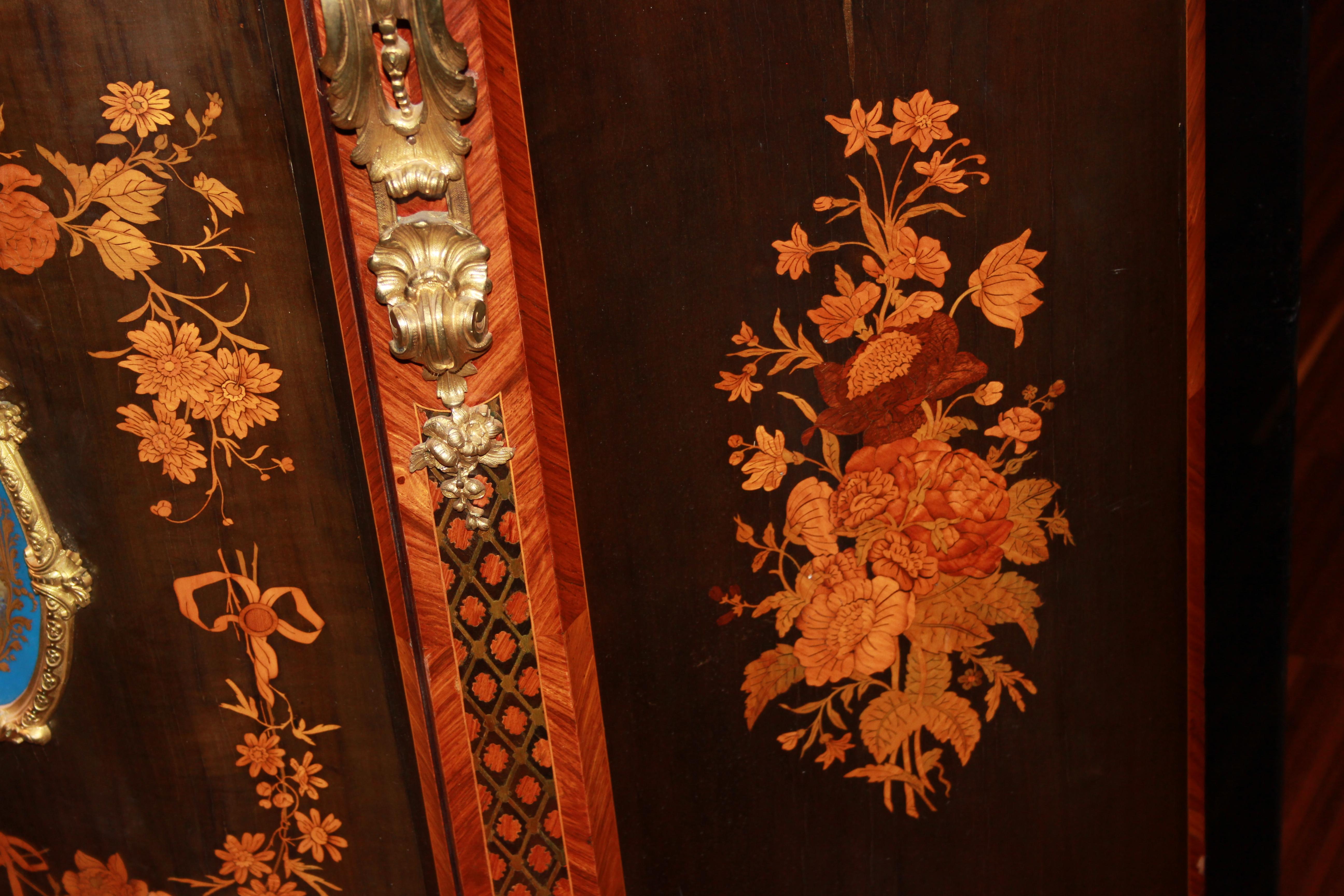 Paar kostbare Sideboards im Stil von Louis XV., reichlich eingelegtes Holz mit Sevres-Intarsien  im Angebot 5