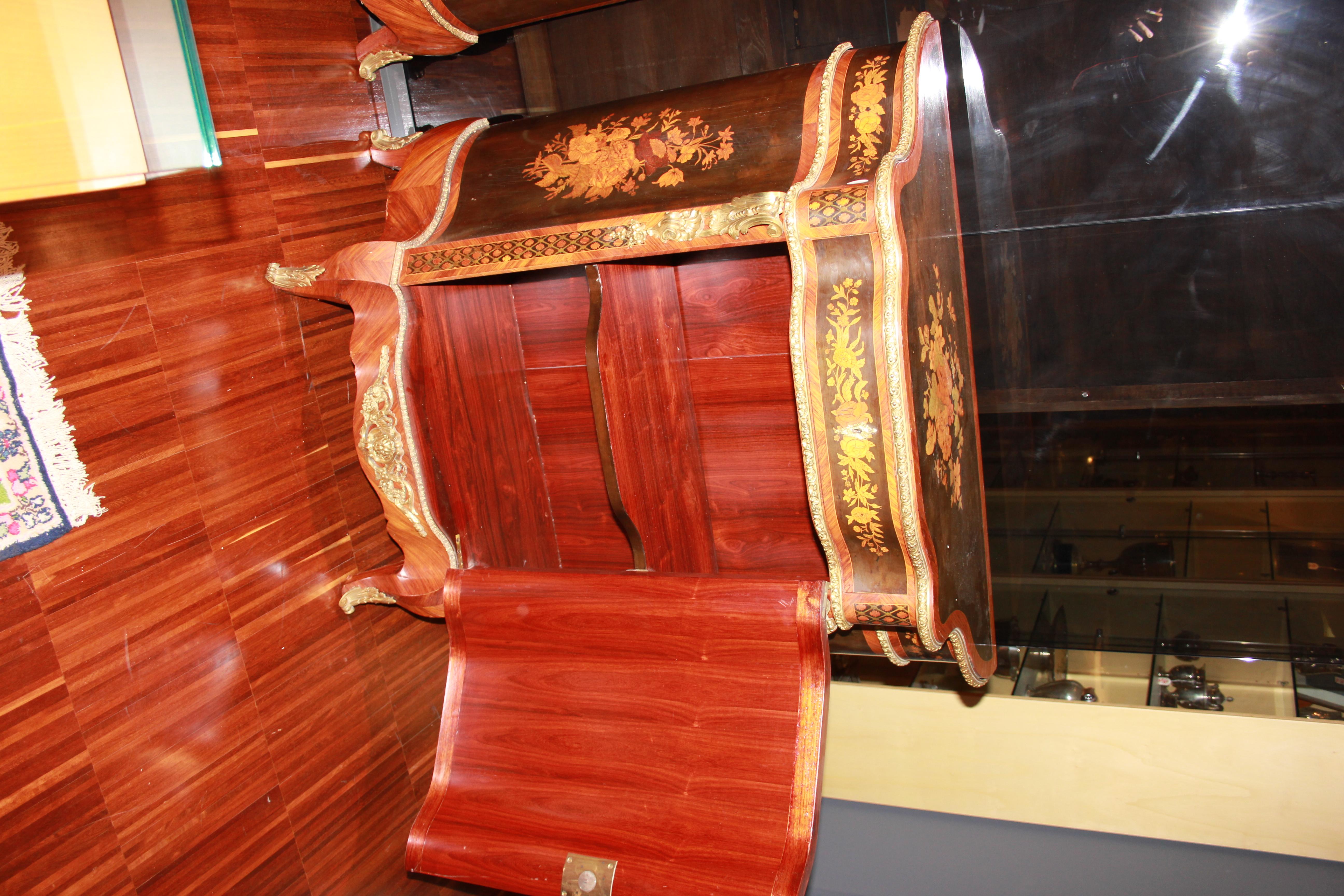  Paar kostbare Sideboards im Stil von Louis XV., reichlich eingelegtes Holz mit Sevres-Intarsien  im Angebot 6