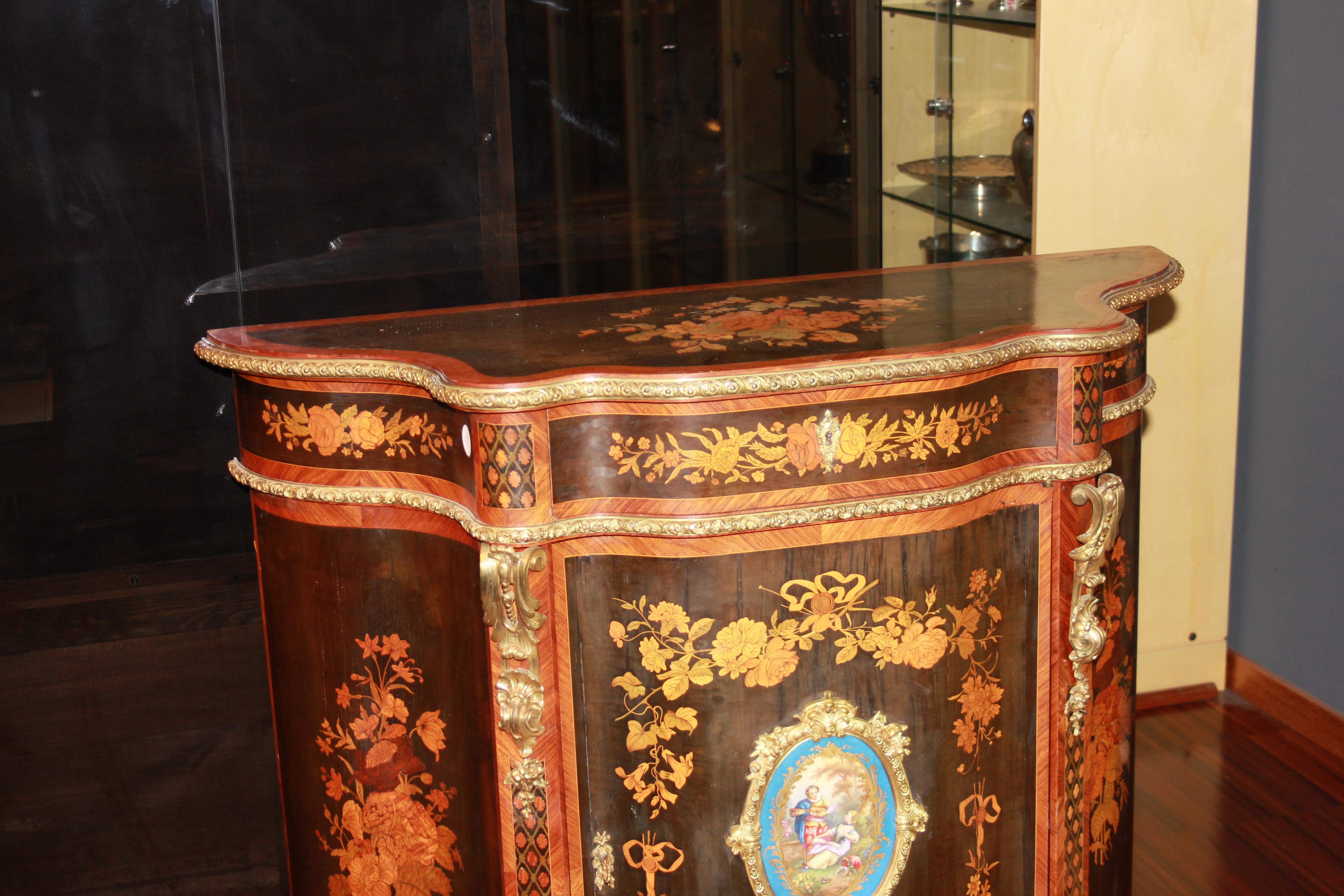  Paar kostbare Sideboards im Stil von Louis XV., reichlich eingelegtes Holz mit Sevres-Intarsien  (Französisch) im Angebot