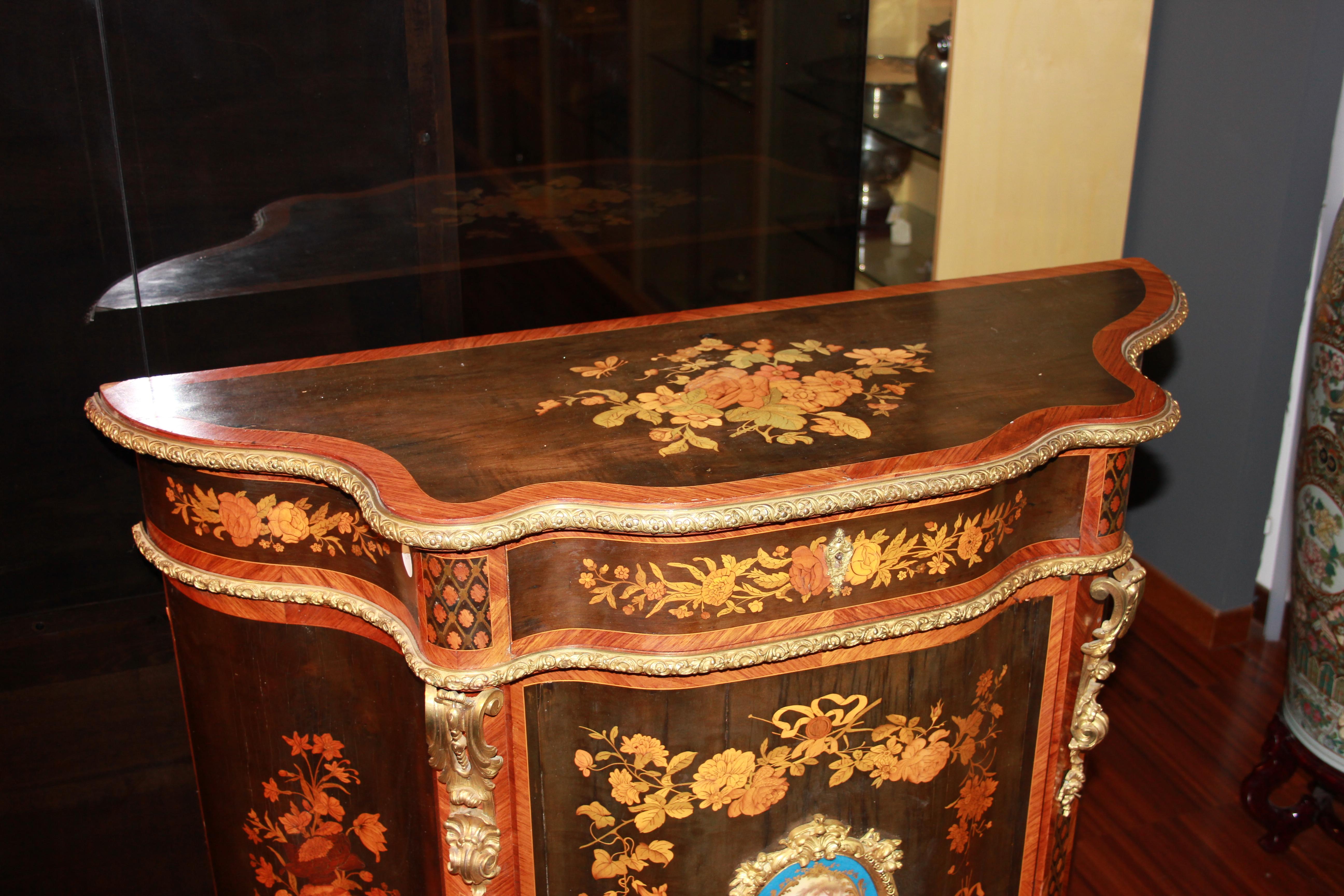 Paire de buffets précieux de style Louis XV, en bois richement marqueté avec des motifs de Sèvres.  Bon état - En vente à Barletta, IT