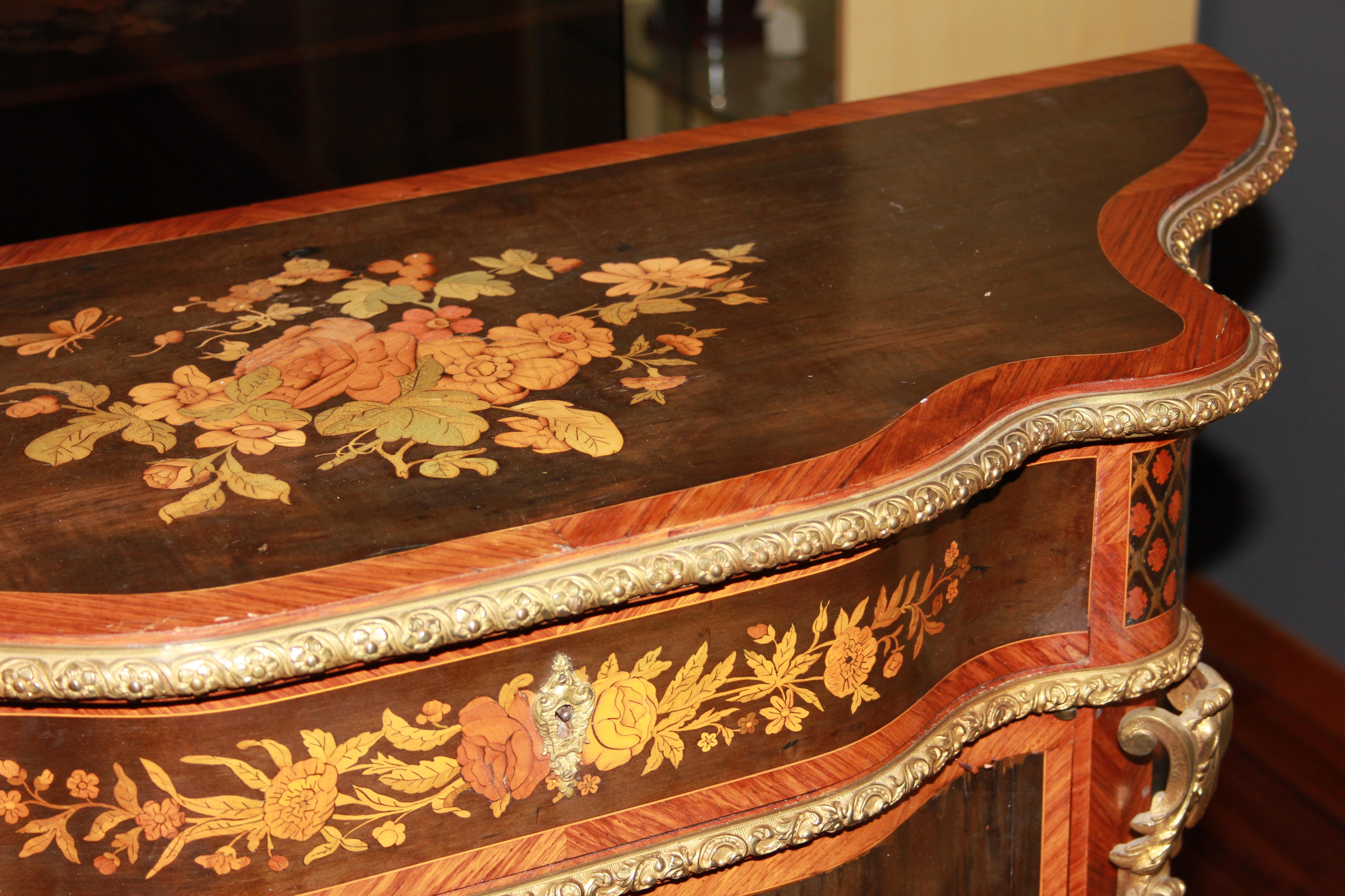  Paar kostbare Sideboards im Stil von Louis XV., reichlich eingelegtes Holz mit Sevres-Intarsien  (19. Jahrhundert) im Angebot