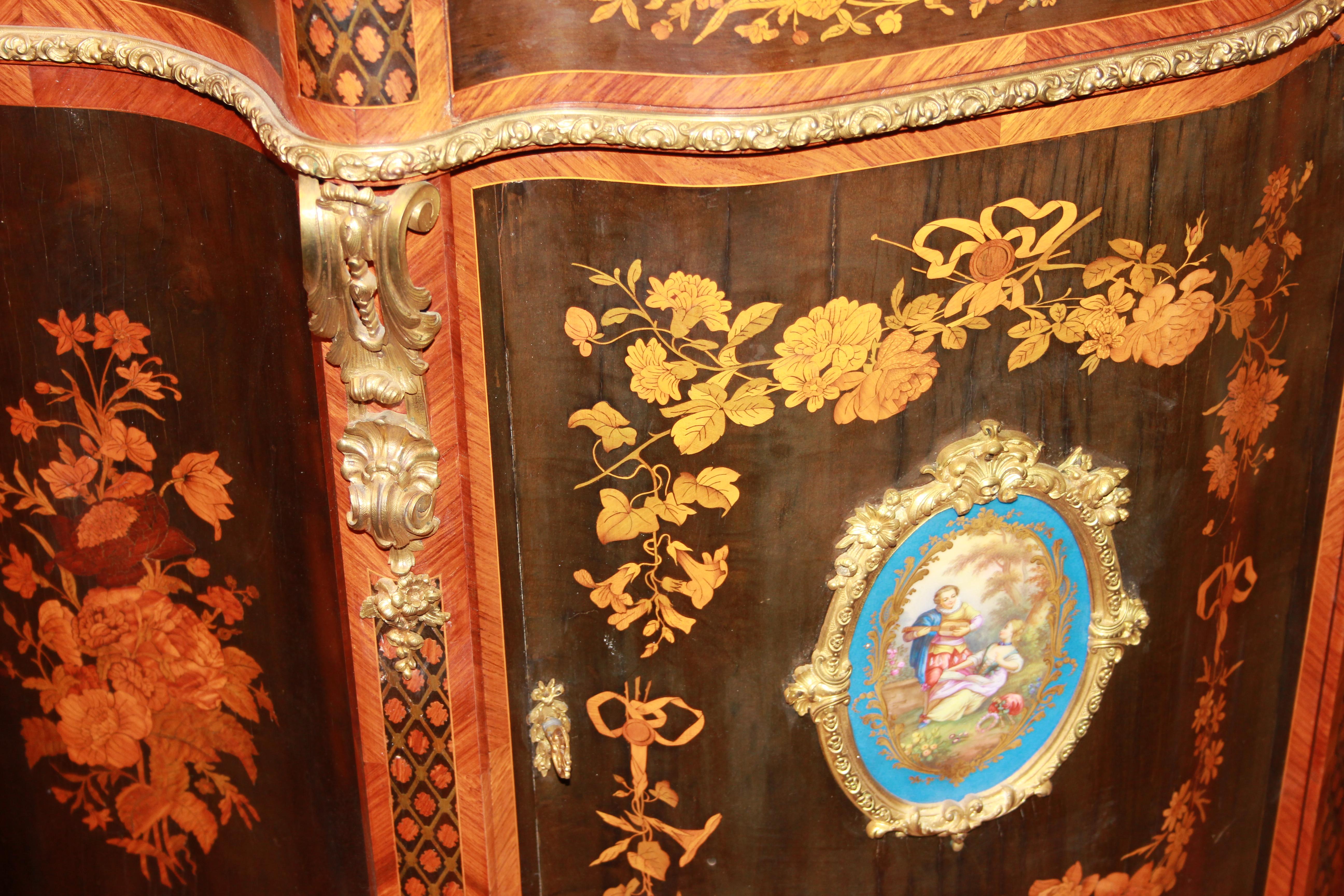 Ébène  Paire de buffets précieux de style Louis XV, en bois richement marqueté avec des motifs de Sèvres.  en vente