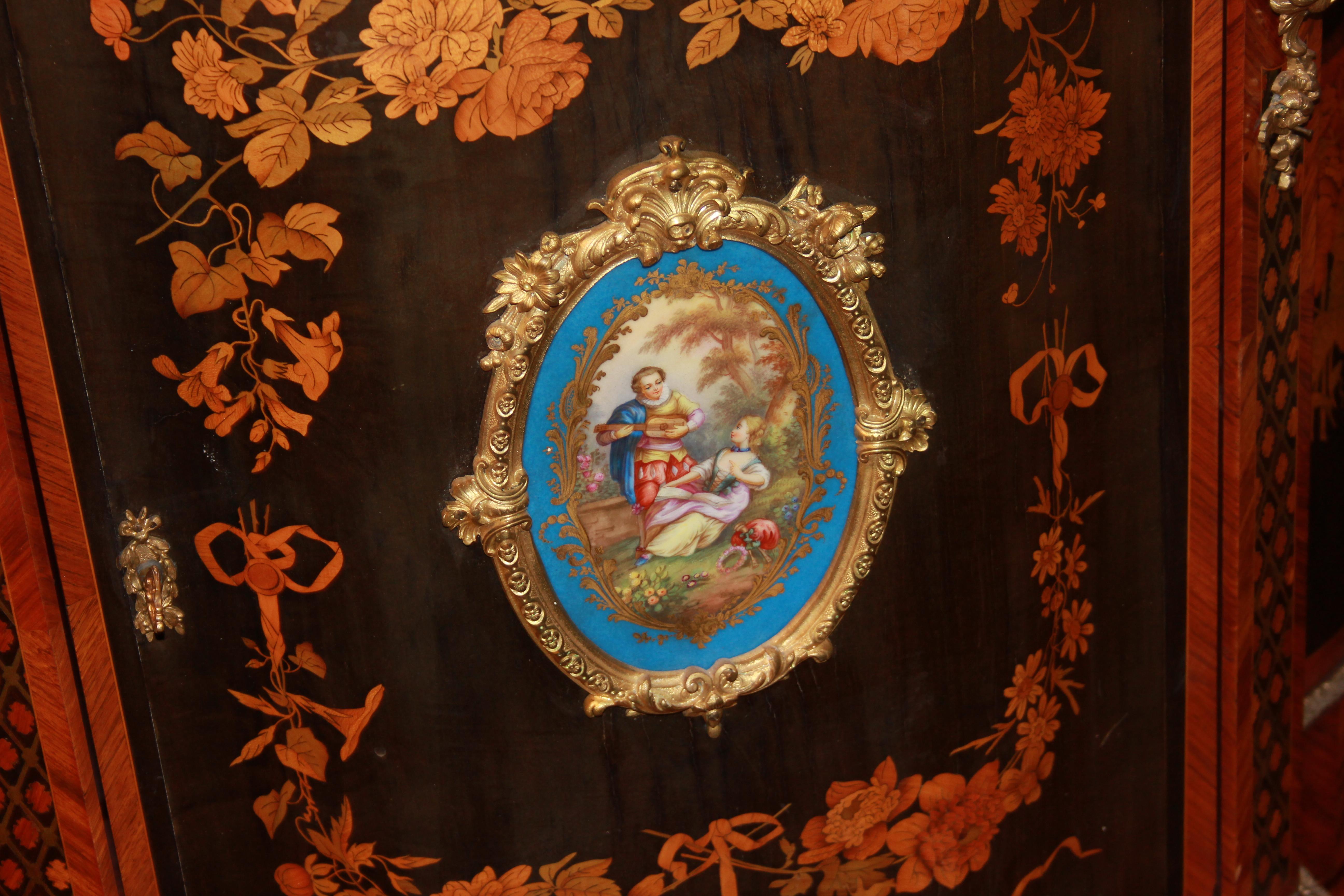  Paire de buffets précieux de style Louis XV, en bois richement marqueté avec des motifs de Sèvres.  en vente 1