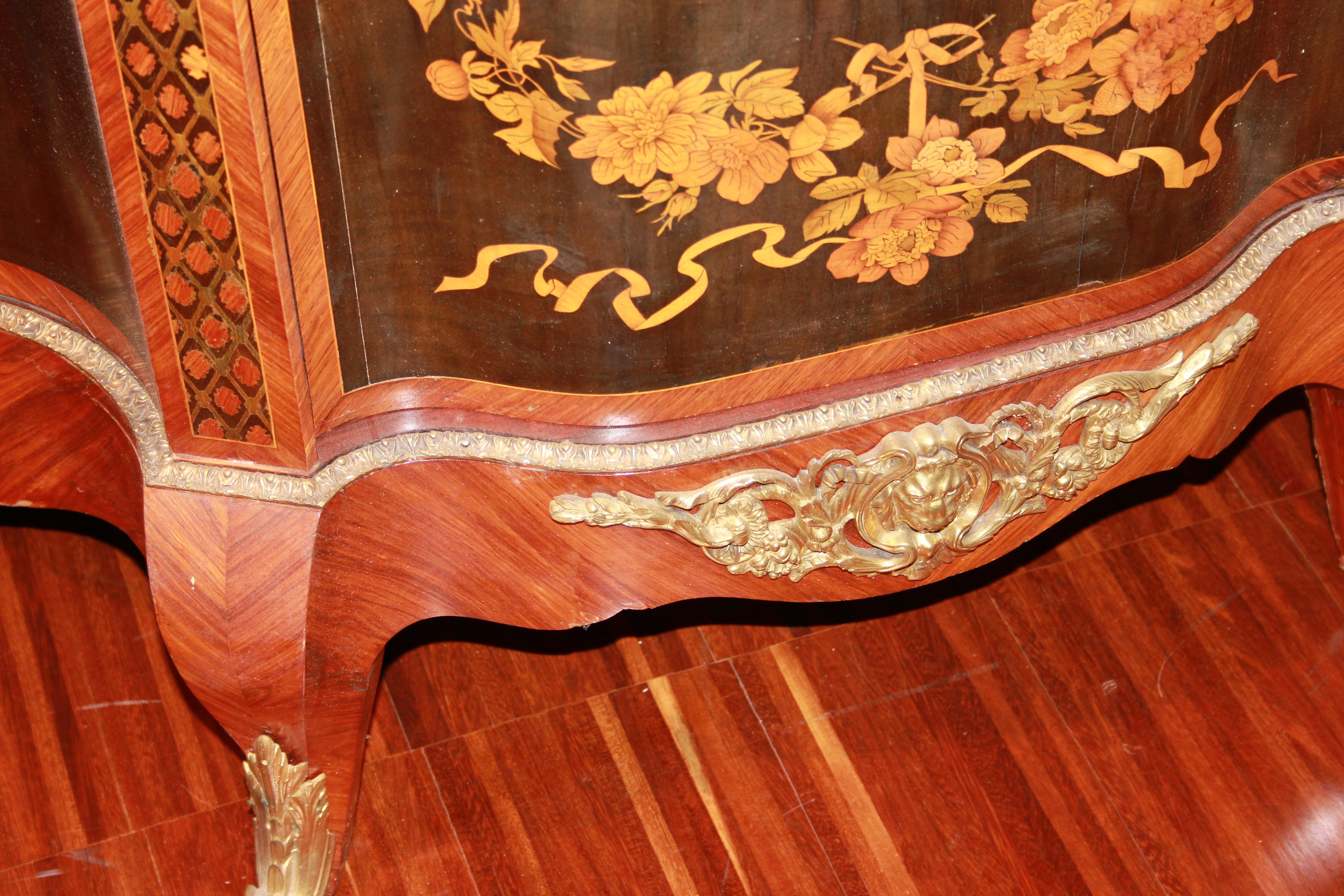  Paire de buffets précieux de style Louis XV, en bois richement marqueté avec des motifs de Sèvres.  en vente 2