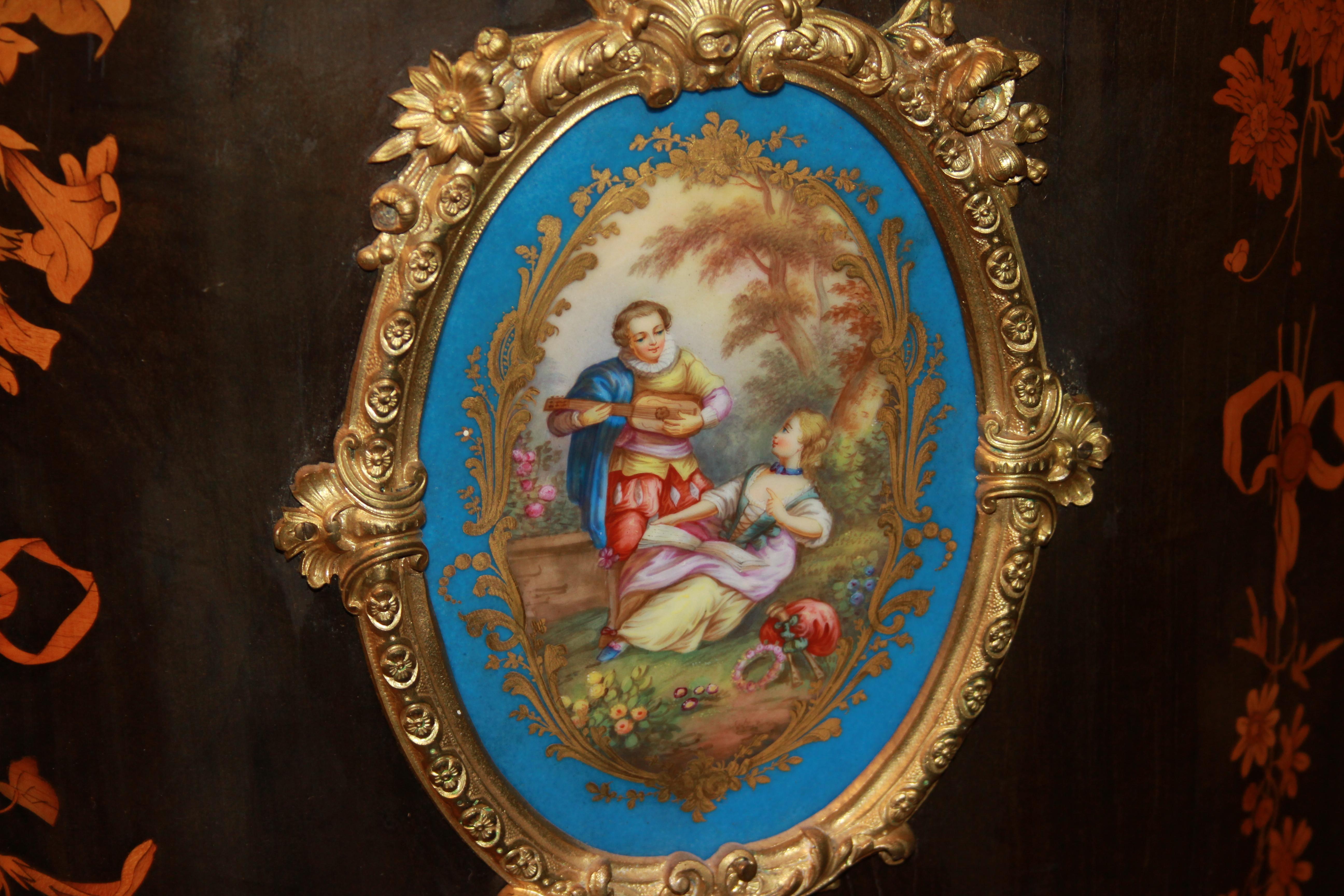  Paire de buffets précieux de style Louis XV, en bois richement marqueté avec des motifs de Sèvres.  en vente 3