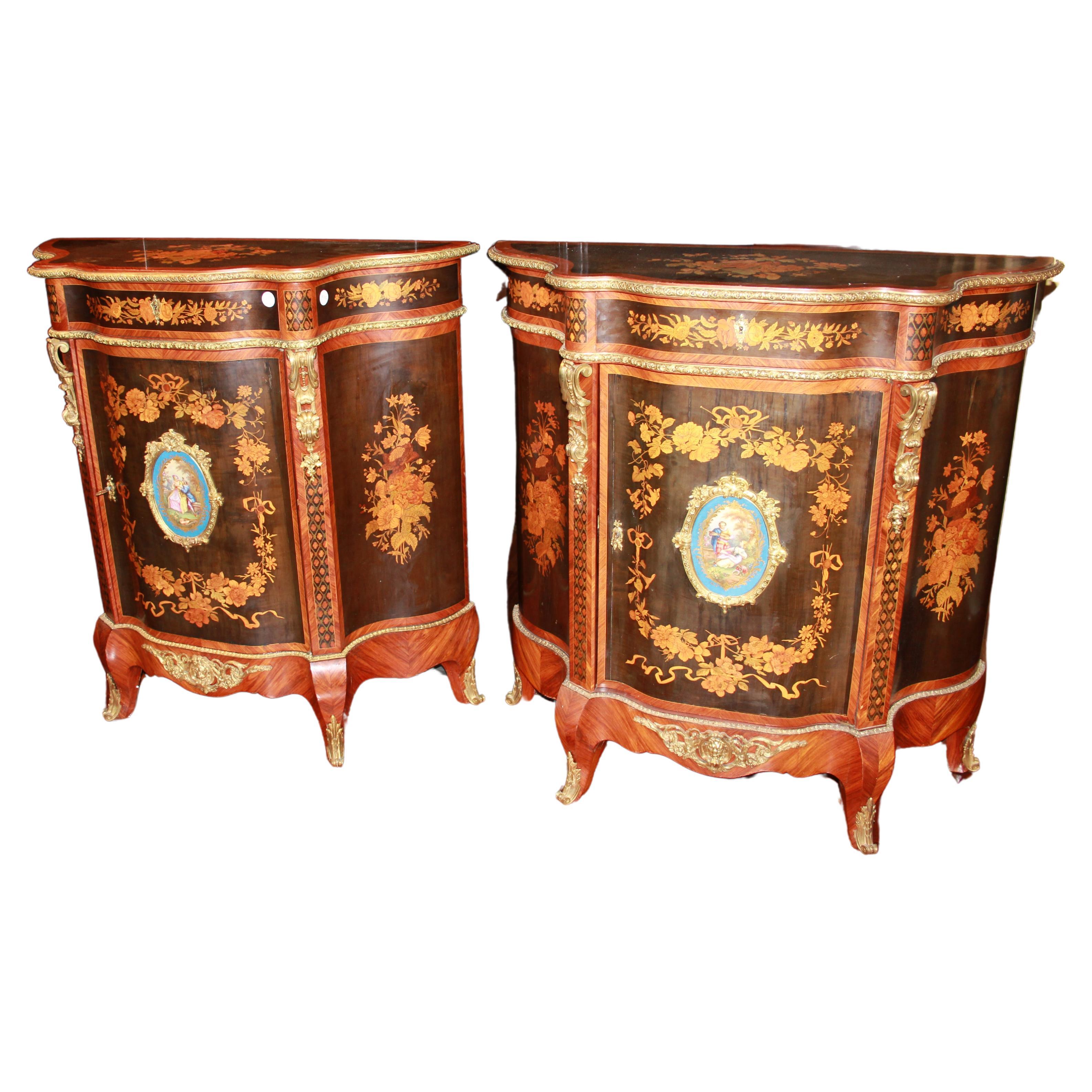  Paire de buffets précieux de style Louis XV, en bois richement marqueté avec des motifs de Sèvres.  en vente