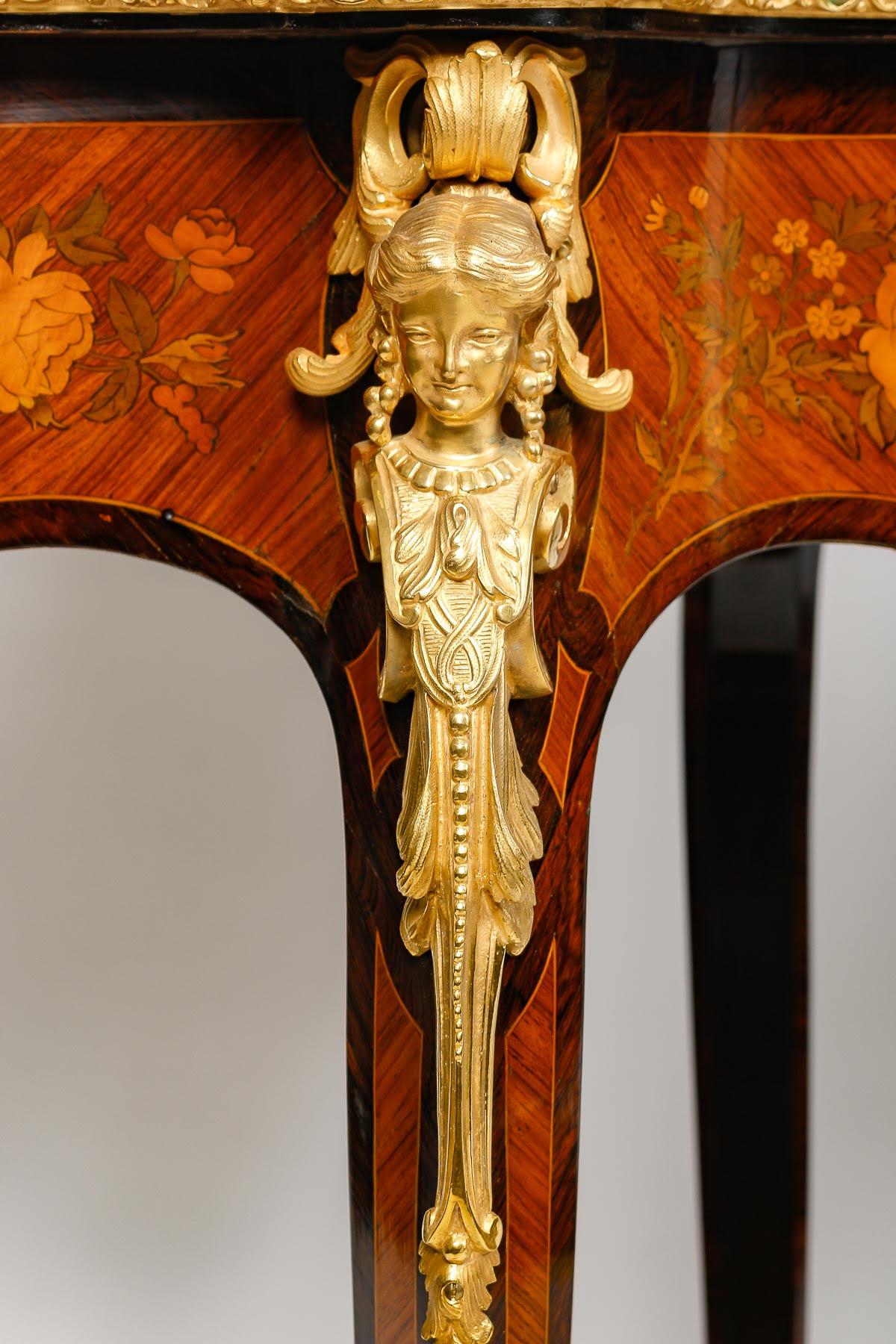 Paar Pflanzgefäße aus Edelholz mit Intarsien und vergoldeter Bronze, 19. Jahrhundert. (Marketerie) im Angebot