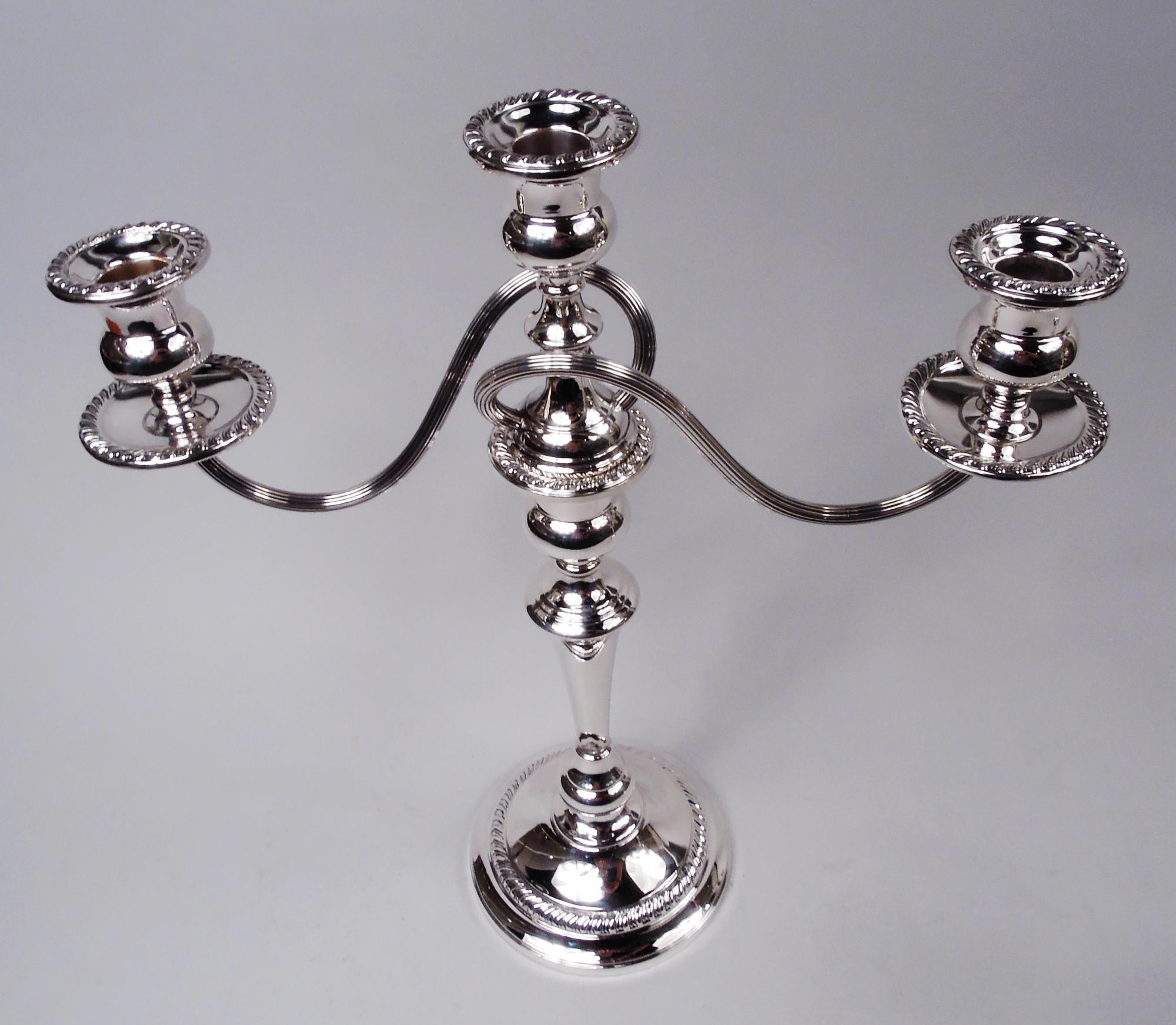 Coppia di candelabri a 3 luci in argento sterling in stile georgiano. Prodotto da Preisner Silver Co. nel Connecticut. Ciascuno: Presa centrale rialzata su un supporto a forma di ghiera, su cui sono montati due bracci a volute avvolgenti e a