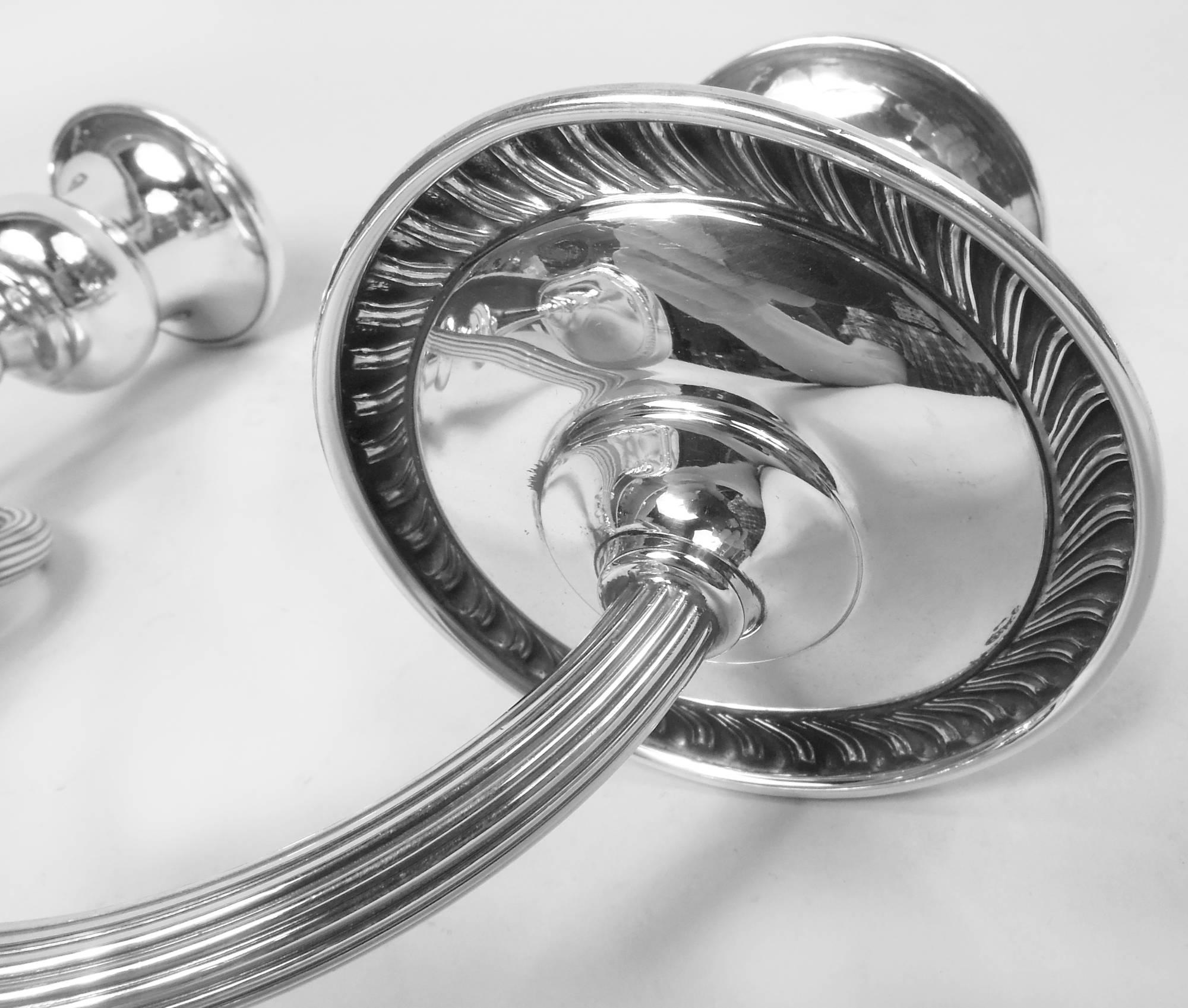 Coppia di candelabri a 3 luci in argento Preisner in stile georgiano In condizioni buone in vendita a New York, NY