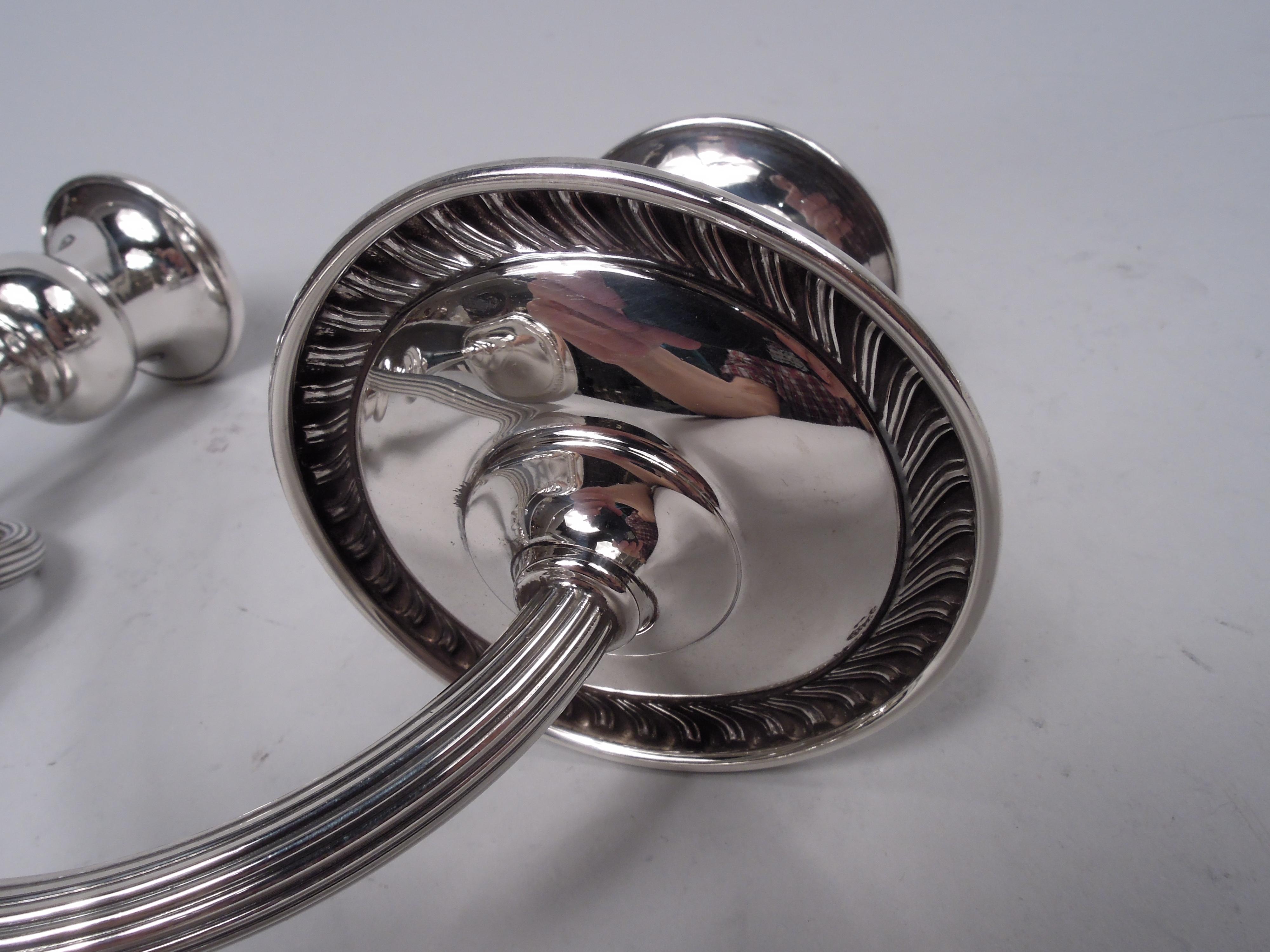 XX secolo Coppia di candelabri a 3 luci in argento Preisner in stile georgiano in vendita