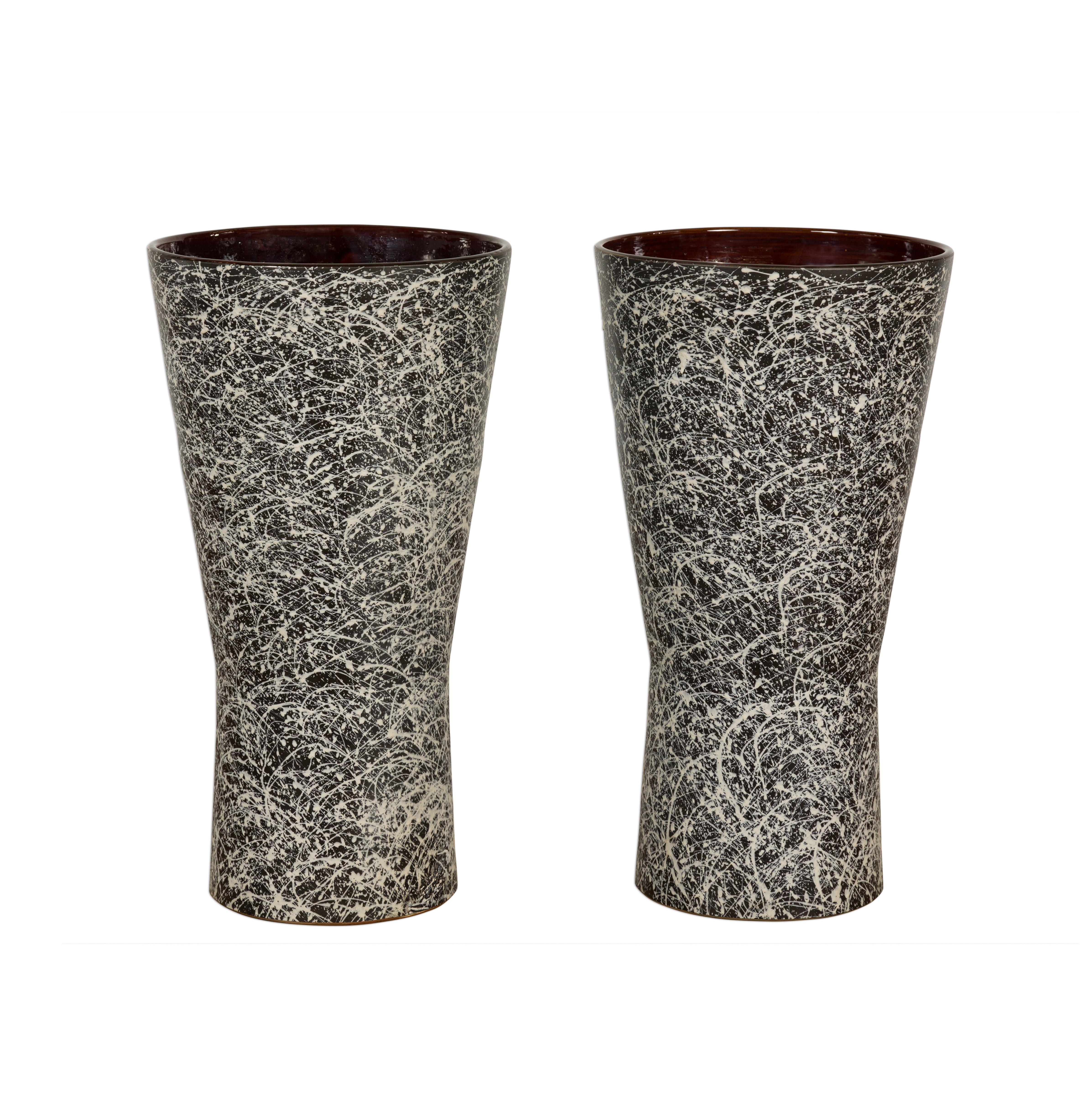 Paar strukturierte schwarz-weiße, gesprenkelte Keramikvasen im Angebot 15