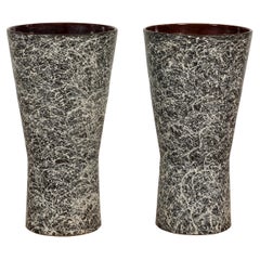 Paire de vases en céramique texturée noire et blanche éparpillée