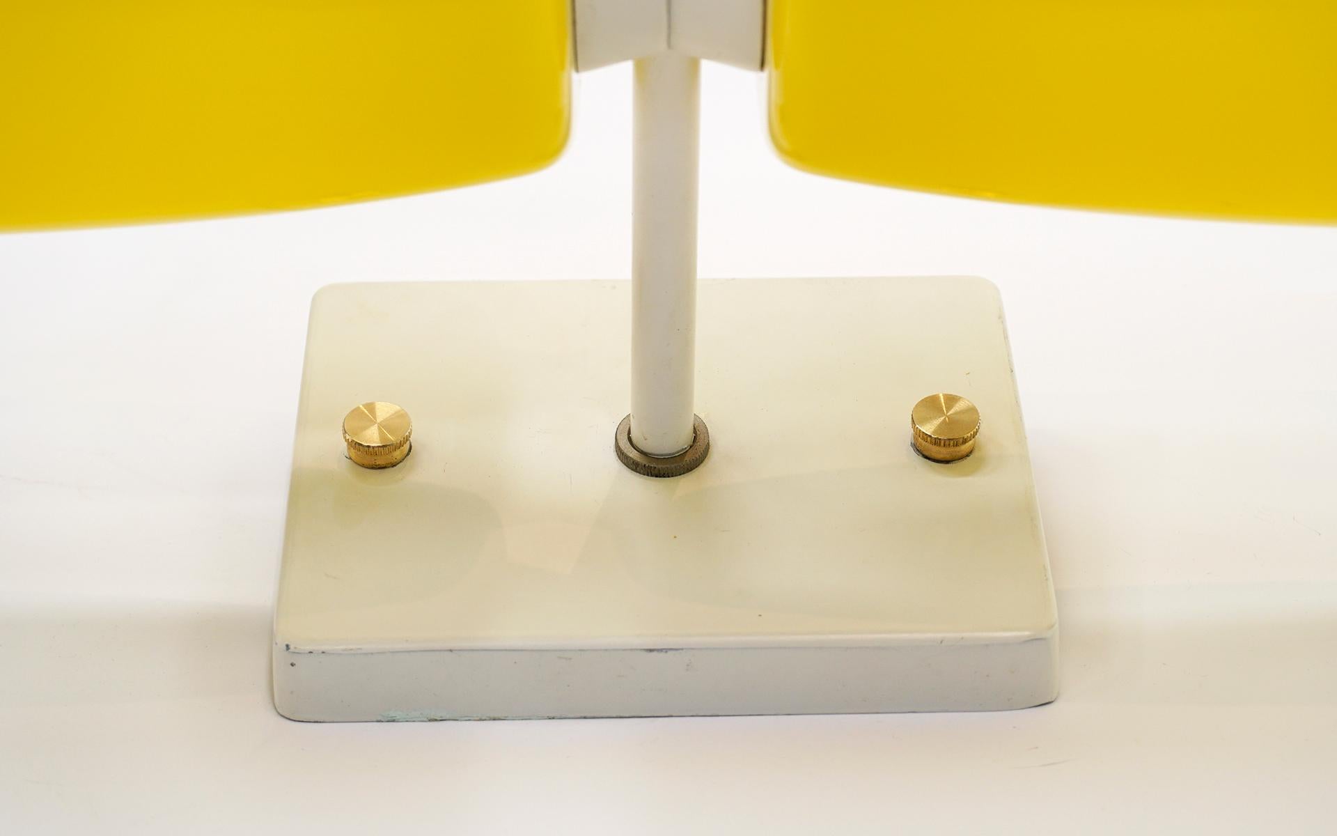 Americano Coppia di applique Prescolite, ognuna con luce Up & Down, vetro giallo spesso