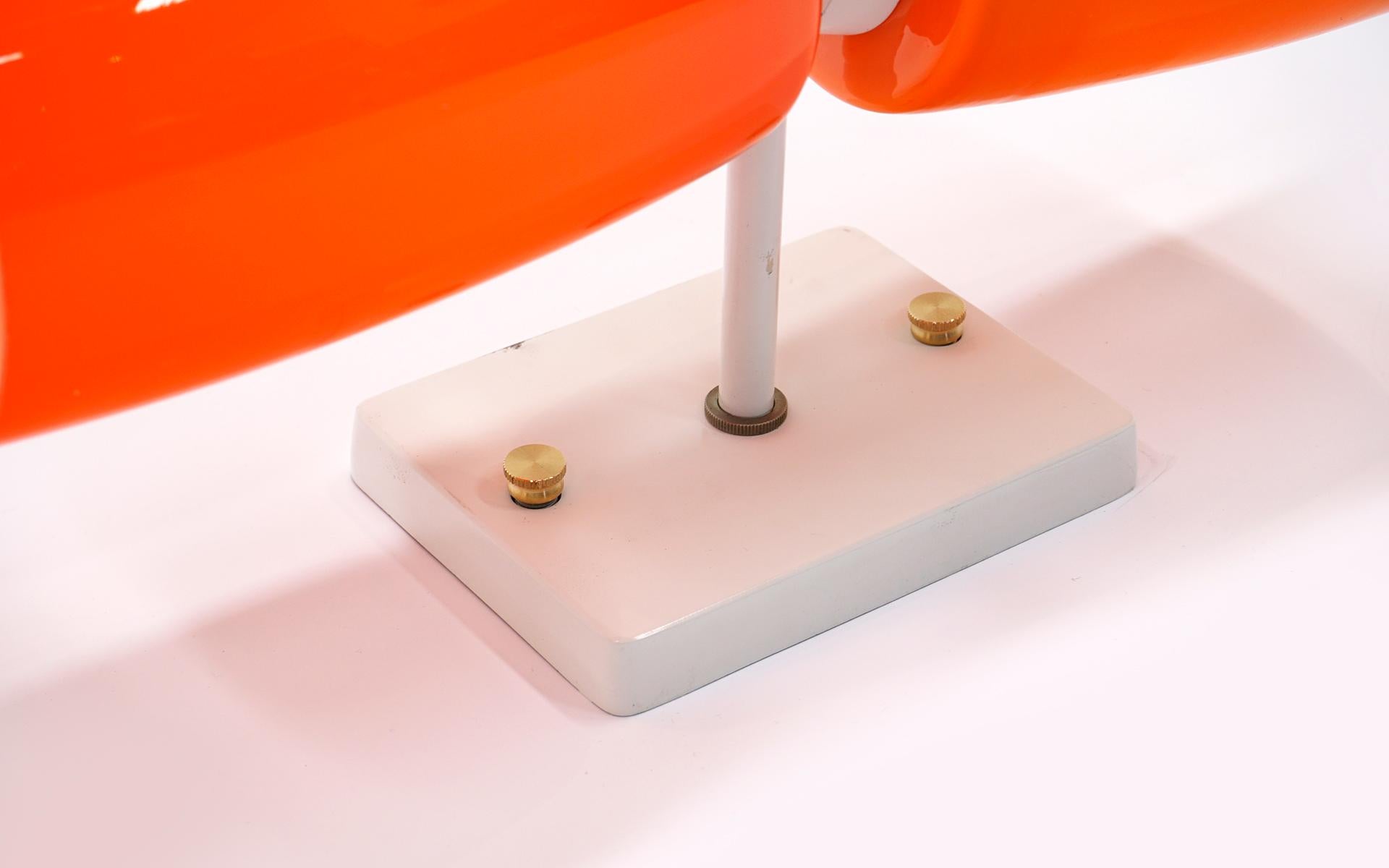 Laccato Coppia di lampade da parete Prescolite, vetro arancione bicolore, apparecchio bianco