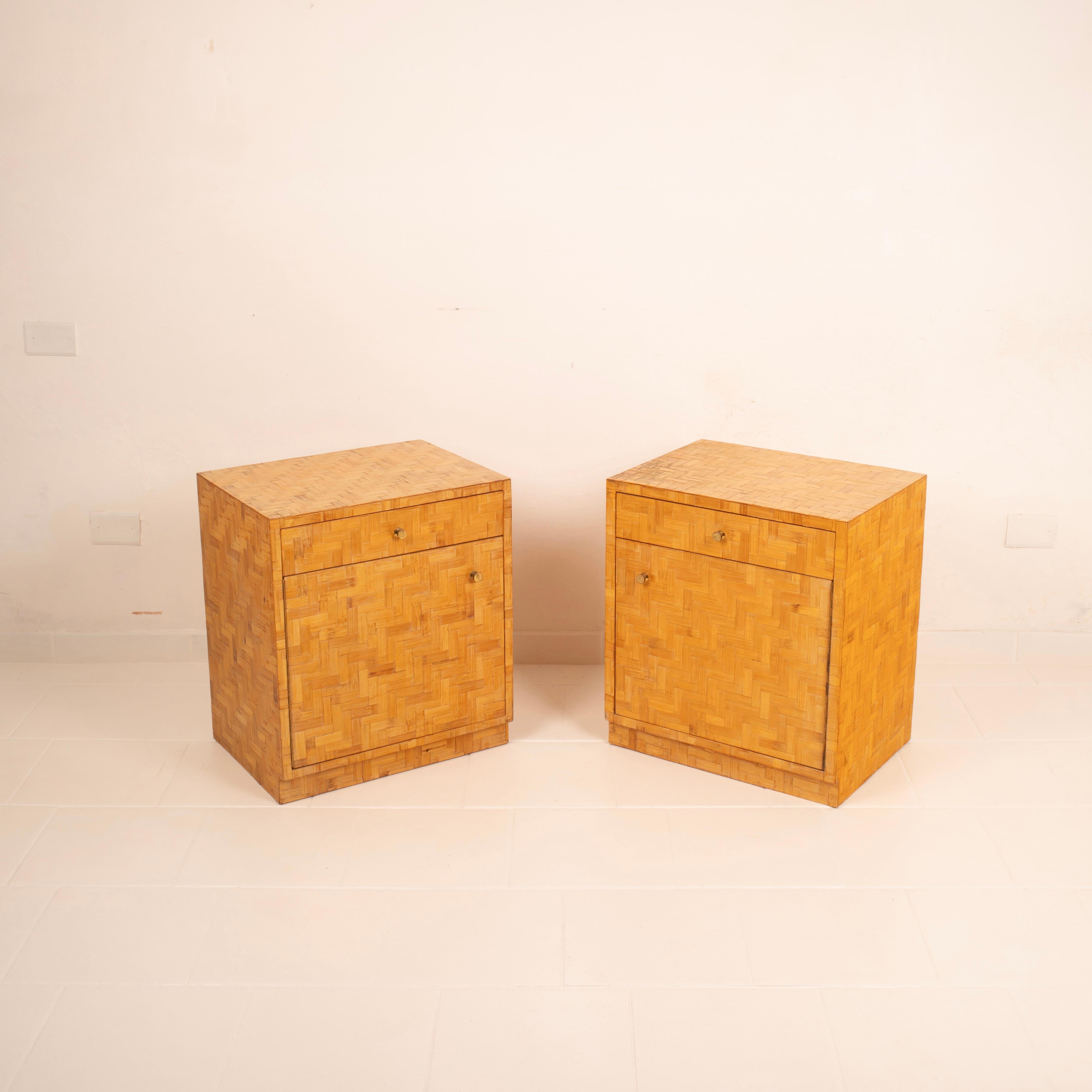 Élégante paire de tables de nuit fabriquées par Vivai del Sud, le célèbre fabricant italien célébré pour son esthétique exotique et raffinée qui a défini les intérieurs de luxe des années 1970.

Ces deux pièces, entièrement revêtues de bambou pressé