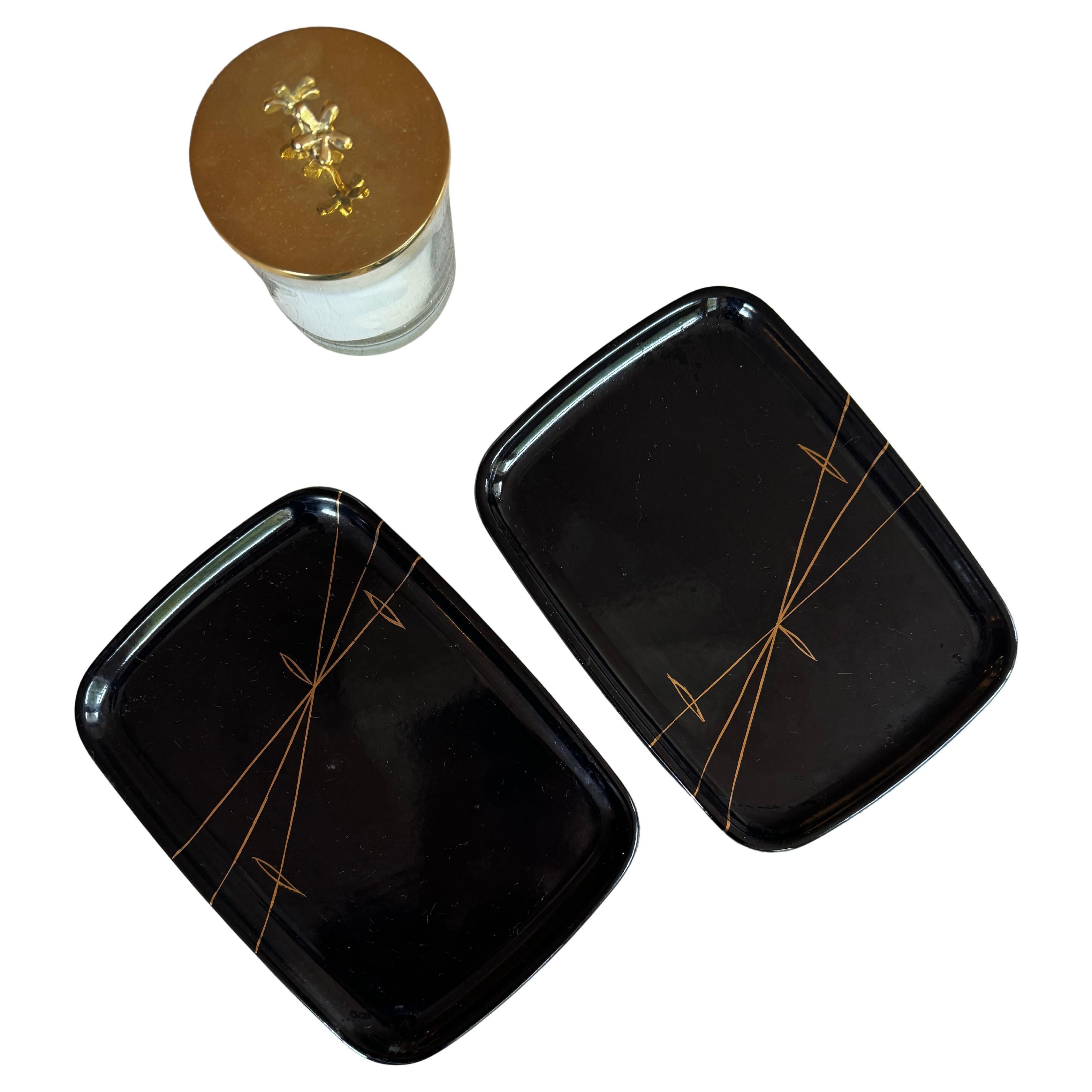 Pareja de bonitos platos esmaltados en negro y oro de los años 60