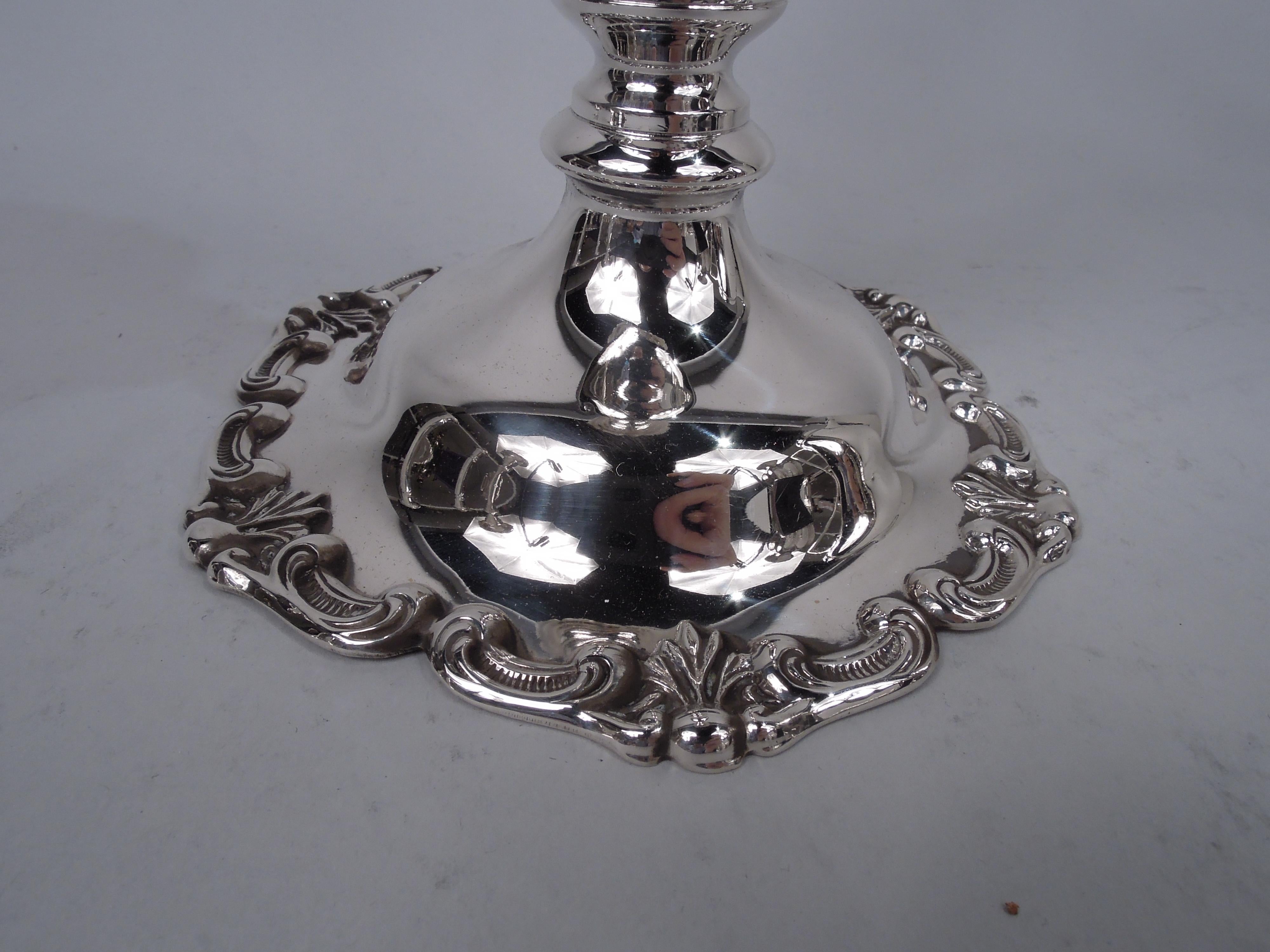 20th Century Pair of Pretty American Edwardian Sterling Silver Candlesticks  For Sale