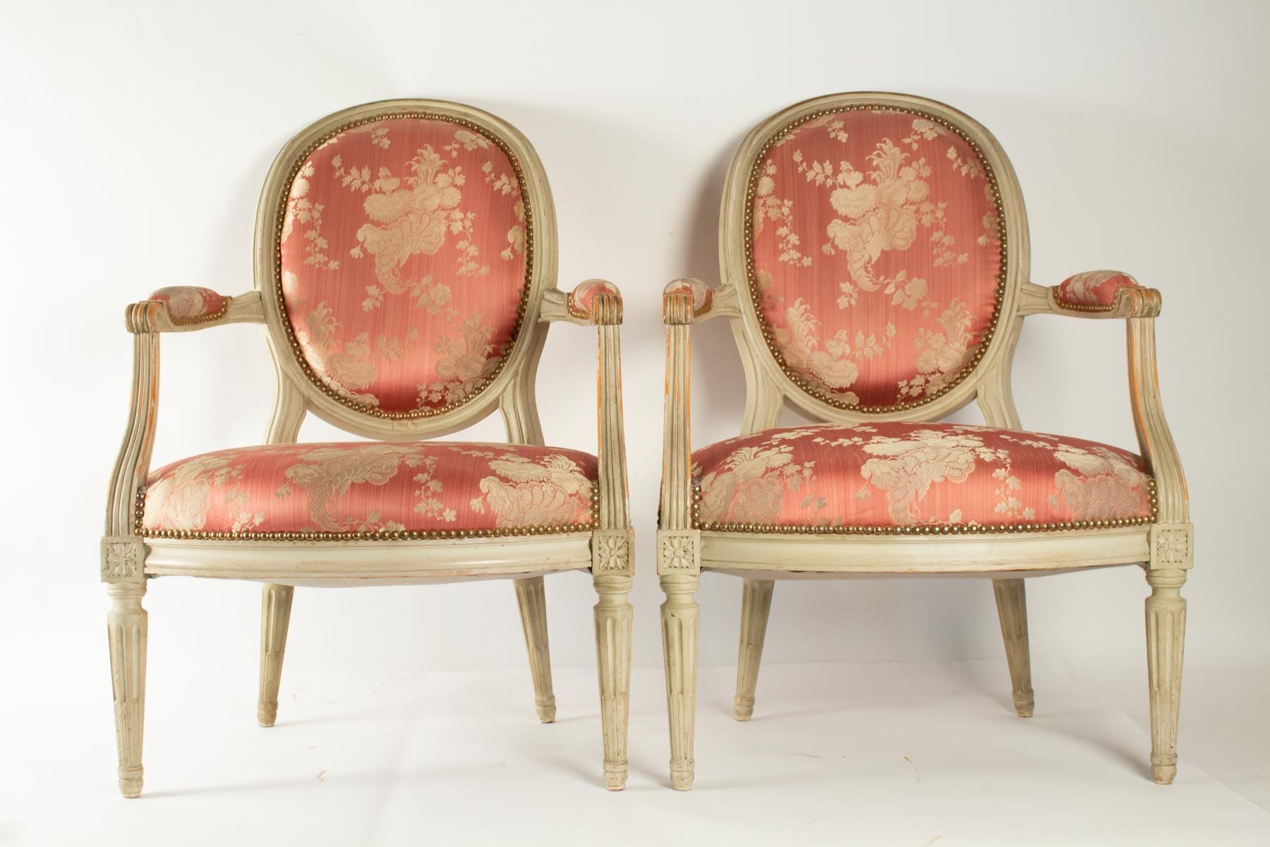 Pair of pretty cameo backed armchairs in the style of Louis XVI, late 19th century or early 20th century. Pink silk damask.
Measures: H 87cm, L 60cm, P 55cm.
 