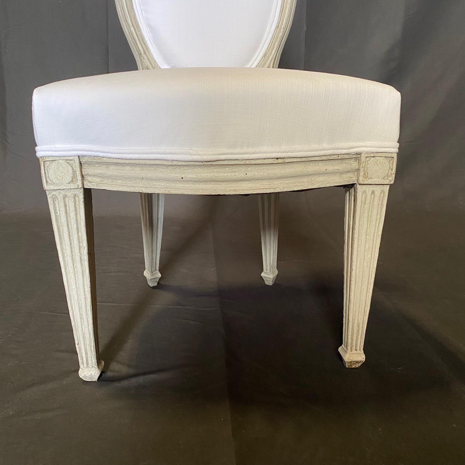Pair of Pretty Classic 19th Century Louis XVI Painted Side Chairs Tapicería en venta