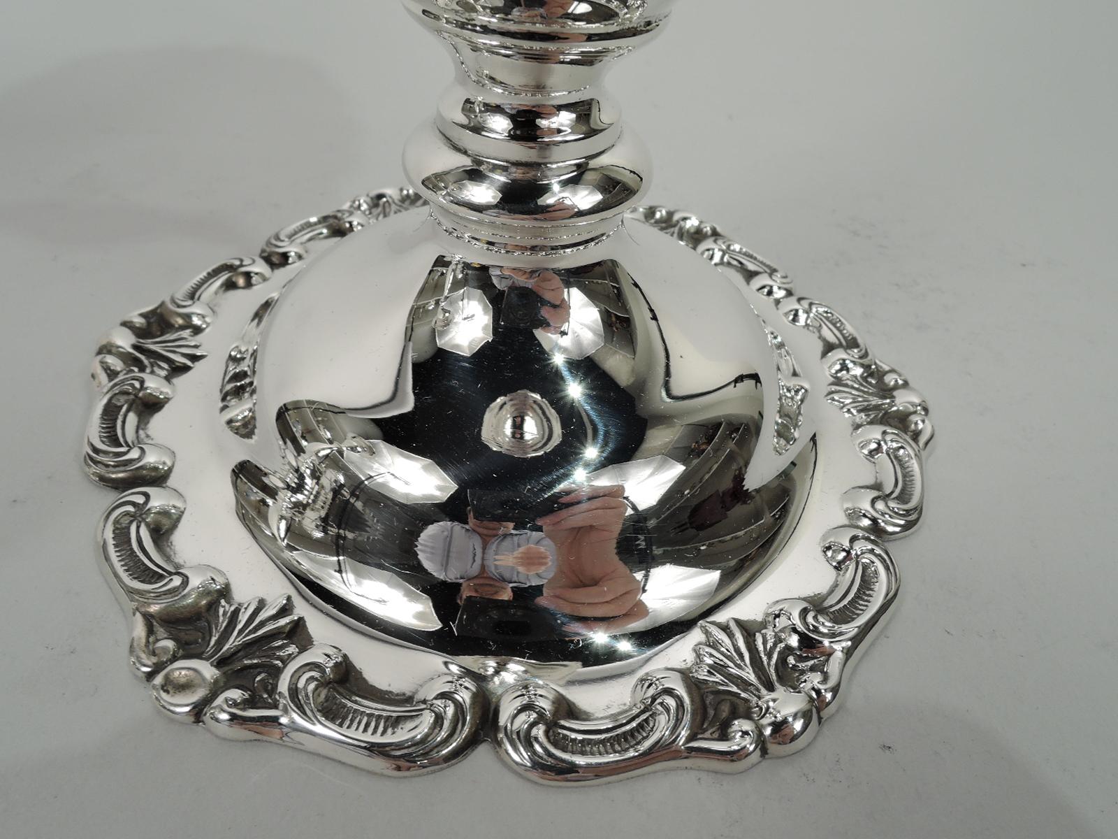 Pair of Pretty Georgian-Style Sterling Silver Candlesticks In Excellent Condition In New York, NY