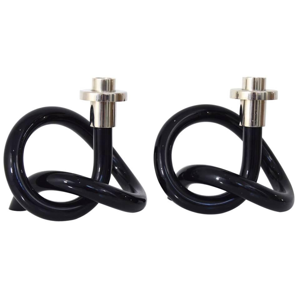 Coppia di candelieri "Pretzel" di Dorothy Thorpe in lucite nera e cromo