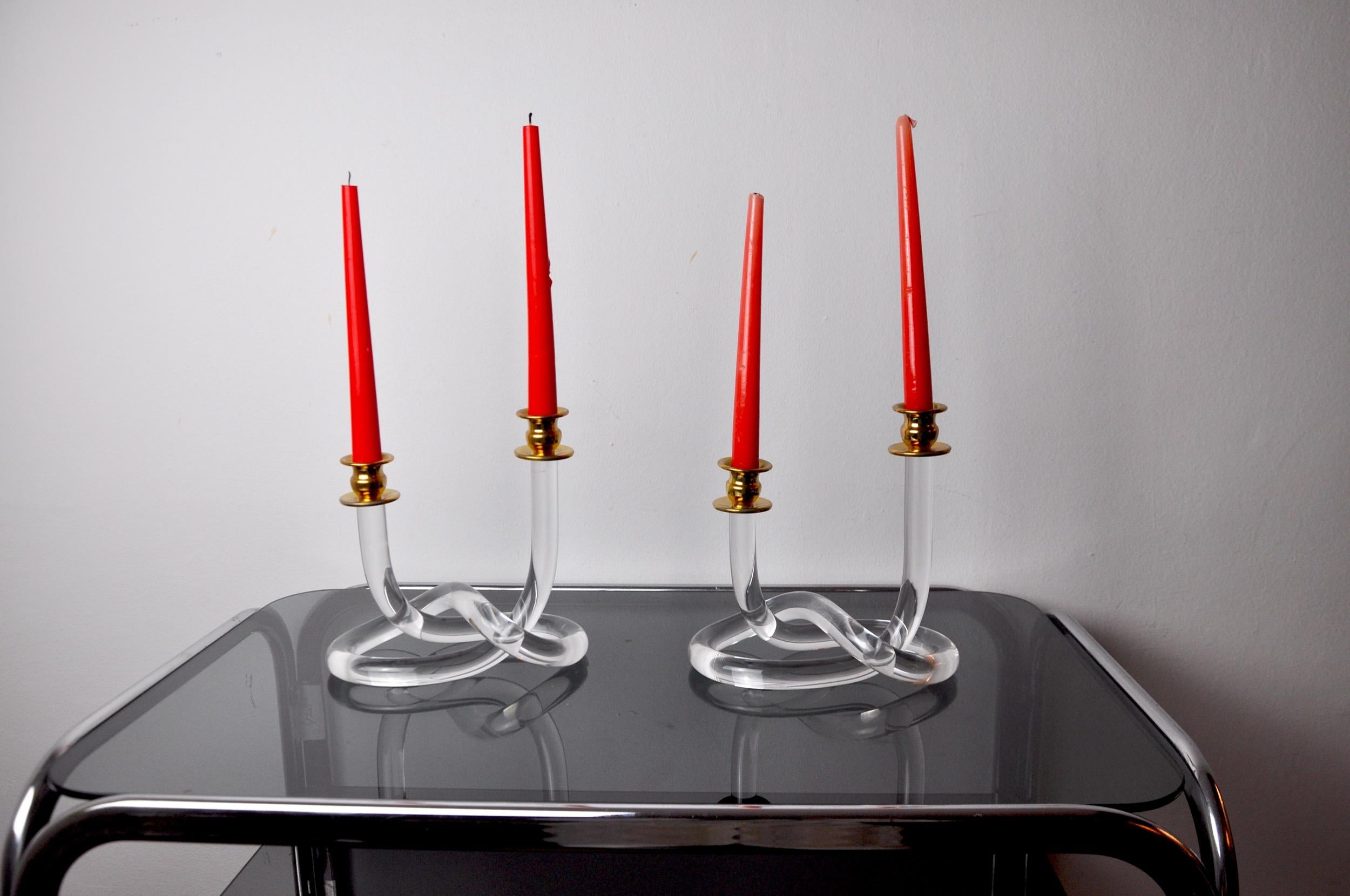 Ein Paar Dorothy Thorpe-Kerzenständer aus Lucit, entworfen und hergestellt in den 1970er Jahren.

Goldener Metallträger und Lucite in Form einer Brezel, entworfen von Elaine Bscheider.

Wunderschöne Dekorationsobjekte, die Ihrem Interieur einen