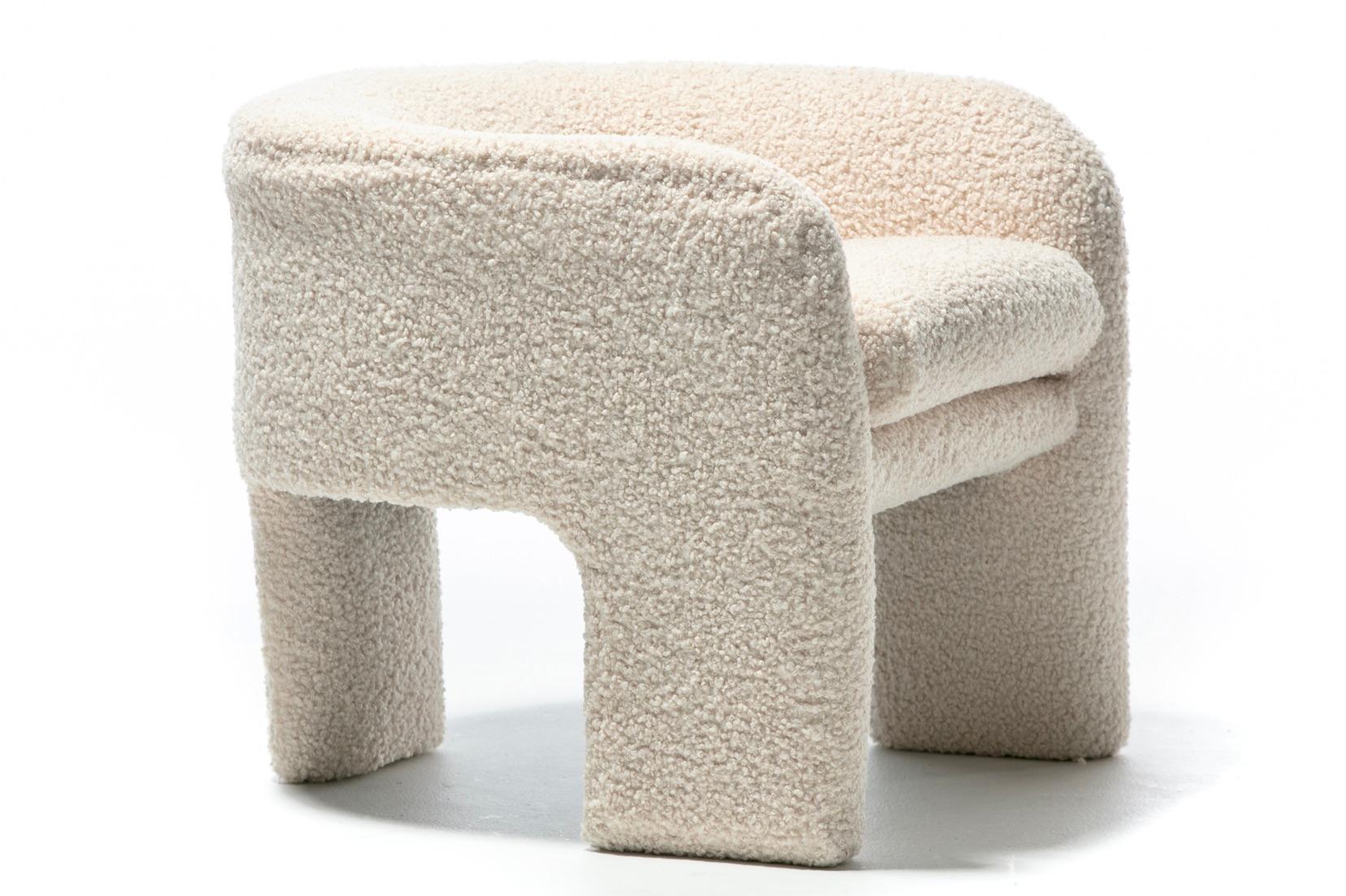 Paire de fauteuils post-modernes Preview à trois pieds, nouvellement tapissés en ivoire boucl  en vente 6