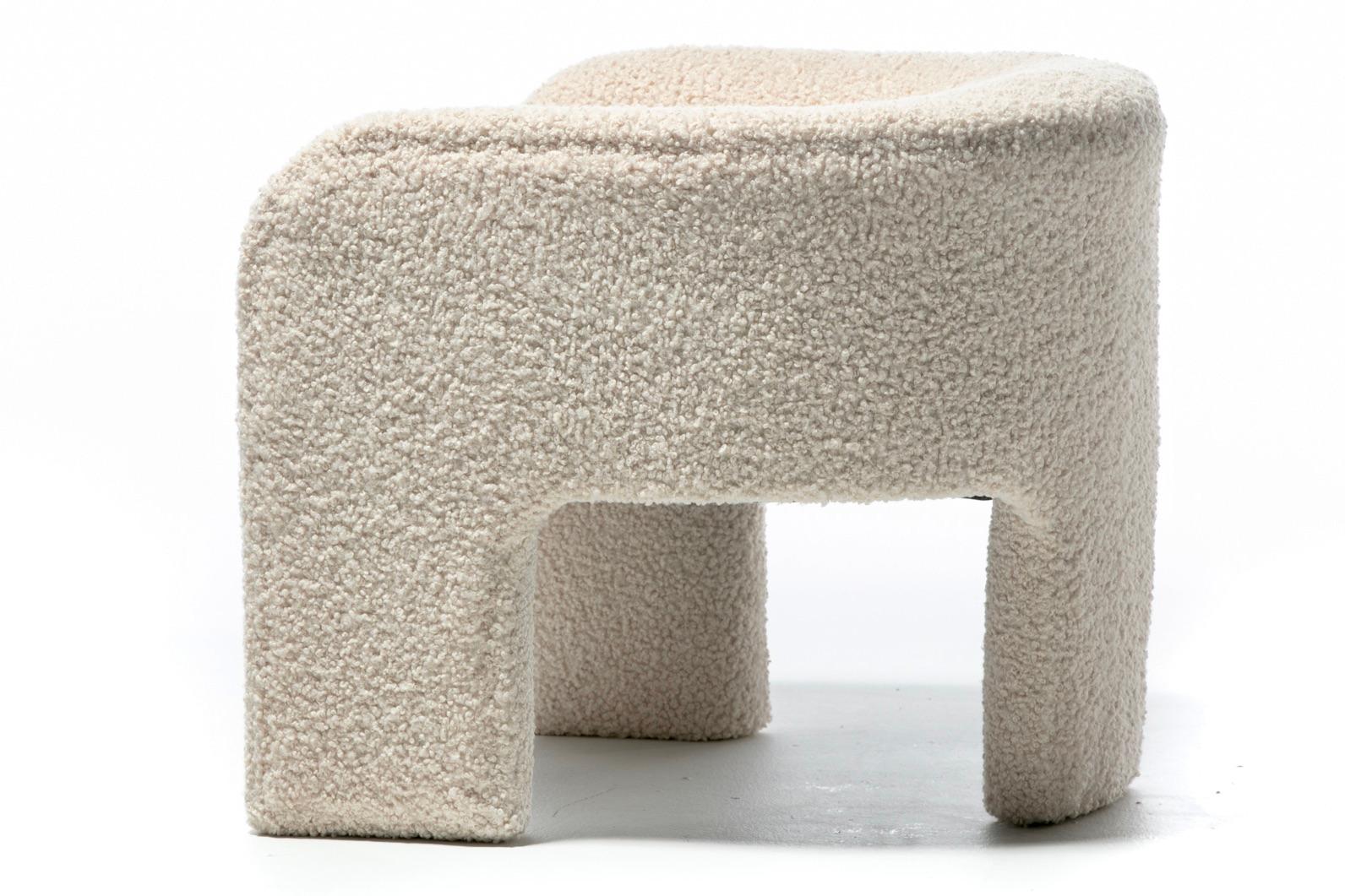 Paire de fauteuils post-modernes Preview à trois pieds, nouvellement tapissés en ivoire boucl  en vente 10